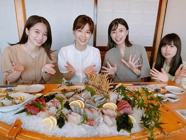 中野美奈子のインスタグラム：「先日、ご縁があってKSB瀬戸内海放送のアナウンサーとご一緒しました。  一年目の篠原茉那さんと渡邉志保さん、四年目の滝川奈津希さん！ みんなフレッシュで可愛い。その鮮度たるや、お刺身か3人かってくらいのみずみずしさでした♡  時代は変わっても、悩みは変わらず！？で話が止まらず。  事件や事故など呼ばれたらすぐに現場にでて取材、レポートもしているようで、体力勝負のお仕事ぶりにミドルエイジとしては尊敬しかありません。  21年前の記憶を呼びおこして、アドバイスするつもりが、新人時代の記憶ほぼなしw 最後はキックボクシングの話で盛り上がりました。  楽しい時間をありがとうございました。  KSBは岡山、香川エリアを中心とするテレビ朝日系列の放送局です。 新人のお二人はこれからアナウンサーデビューをされます、みなさま応援よろしくお願いします！  @takigawa_natsuki  @ksb瀬戸内海放送  @素敵なお土産 @可愛い後輩  @中野美奈子」