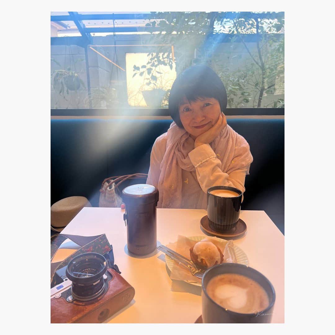 花澄のインスタグラム：「木村伊兵衛と タンバールの話をしながら来て さて試し撮りしようと思ったら まさかのカメラに電池が入ってなかった。 のでiPhone。  ただ重い金属の塊を 持ち運んだだけだった…  カアチャンいるときは レモンケーキは半分こ。」