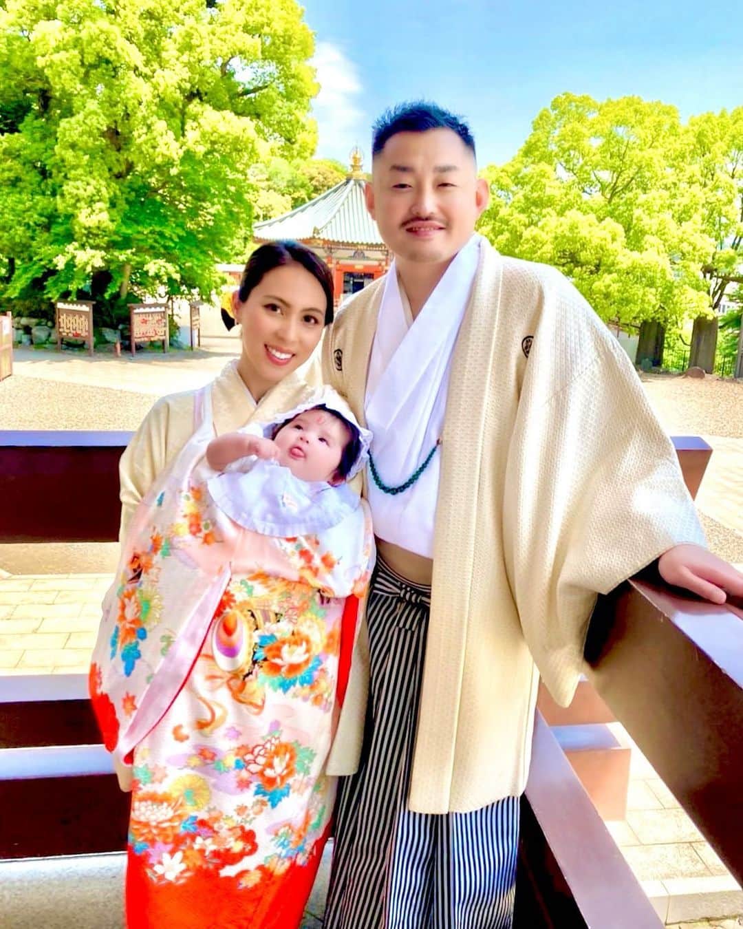 mizukiさんのインスタグラム写真 - (mizukiInstagram)「👶 写真のときだけ姫芽を 抱っこするおかん🙋‍♀️笑  #お宮参り #お食い初め #100日祝い  #着物 #赤ちゃん #成田山 #家族  #mama #baby #kimono #family」7月26日 10時43分 - 31chaaa