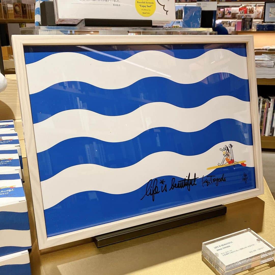 銀座 蔦屋書店さんのインスタグラム写真 - (銀座 蔦屋書店Instagram)「【フェア】KOJI TOYODA Oh! my Boocks  サーフアートのパイオニアである豊田弘治の象徴的な作品である『LIFE』。 今回開催されるフェア「KOJI TOYODA Oh! my Boocks」では、『LIFE』に関連づけて、同作品を含むアートブックである『Enjoy Surf』、作品に描かれている「波」をデザインにした特別なソックス、そして同作品の額装付きポスターを販売いたします。  今フェアで販売するソックスは、靴下専門店である「タビオ」の55周年を記念して同氏がデザインしました。「波」のデザインが施された限定のボックス入りで、夏のギフトにもぴったりです。 また、ポスターに関しては今回特別に豊田弘治直筆のサイン入りで額装入りとなっております。 ＊いずれも数量限定での販売となります。  ----- 『LIFE』という作品は、 一本の波が20年間を表現し 上がったり……下がったり......。 まさに人生は、波のようで美しい。 Life is waves! Life is beautiful! KOJI TOYODA -----  [プロフィール] 豊田 弘治（とよだ こうじ） 1962年5月22日大阪生まれ。 アーティスト 子どもの頃から絵を描くこと、サーフィン、ファッション、音楽が大好き。 1992年30歳の誕生日にEnjoy SURFのロゴマークをデザイン。 1997年カリフォルニアで初のエキシビジョンを開催。 カラフルでピースフルな絵画作品の他、各国様々な企業やブランドとのコラボレーションを通じて独自の世界観を表現し続けている。 Web site：https://www.sora-umi.com/  Tabio（タビオ） 「靴下屋」「Tabio」「Tabio MEN」などの靴下専門店を日本全国で運営・展開。 「Tabio」名の店舗をパリ、ロンドンなどにも展開中で、Made in Japan のはき心地とデ ザイン性は、海外でも高い評価を得ています。 1968年の創業以来、「靴下をはいていることを忘れてしまうような“第2の皮膚”」をめざし、今年で創業55周年を迎えました。 これからも、世界の最高水準にあるMade in Japan（日本製）の靴下の素晴らしさを、日本はもちろん、世界中の方々にお届けしたいと考えています。 公式サイト：https://tabio.com/jp/    [販売について] 店頭にて販売中です。    【フェア】KOJI TOYODA Oh! my Boocks 会期:2023年7月22日(土) - 2023年8月12日(土)※終了日は変更になる場合があります。 時間 当店Webサイトをご確認ください。 場所 BOOK売場(ファッション) 主催 銀座 蔦屋書店 問い合わせ先 03-3575-7755  ▶詳細はこちら https://store.tsite.jp/ginza/event/art/34850-1544190713.html  #豊田弘治 #タビオ #靴下屋 #サーフアート #靴下 #ソックス #kojitoyoda #surfart #surfartist #socks #gsix #ginzasix #銀座 #蔦屋書店 #ginza #銀座蔦屋書店 #ginzatsutayabooks #tsutayabooks @koji_toyoda_unplugged @tabio.jp」7月26日 10時51分 - ginza_tsutayabooks