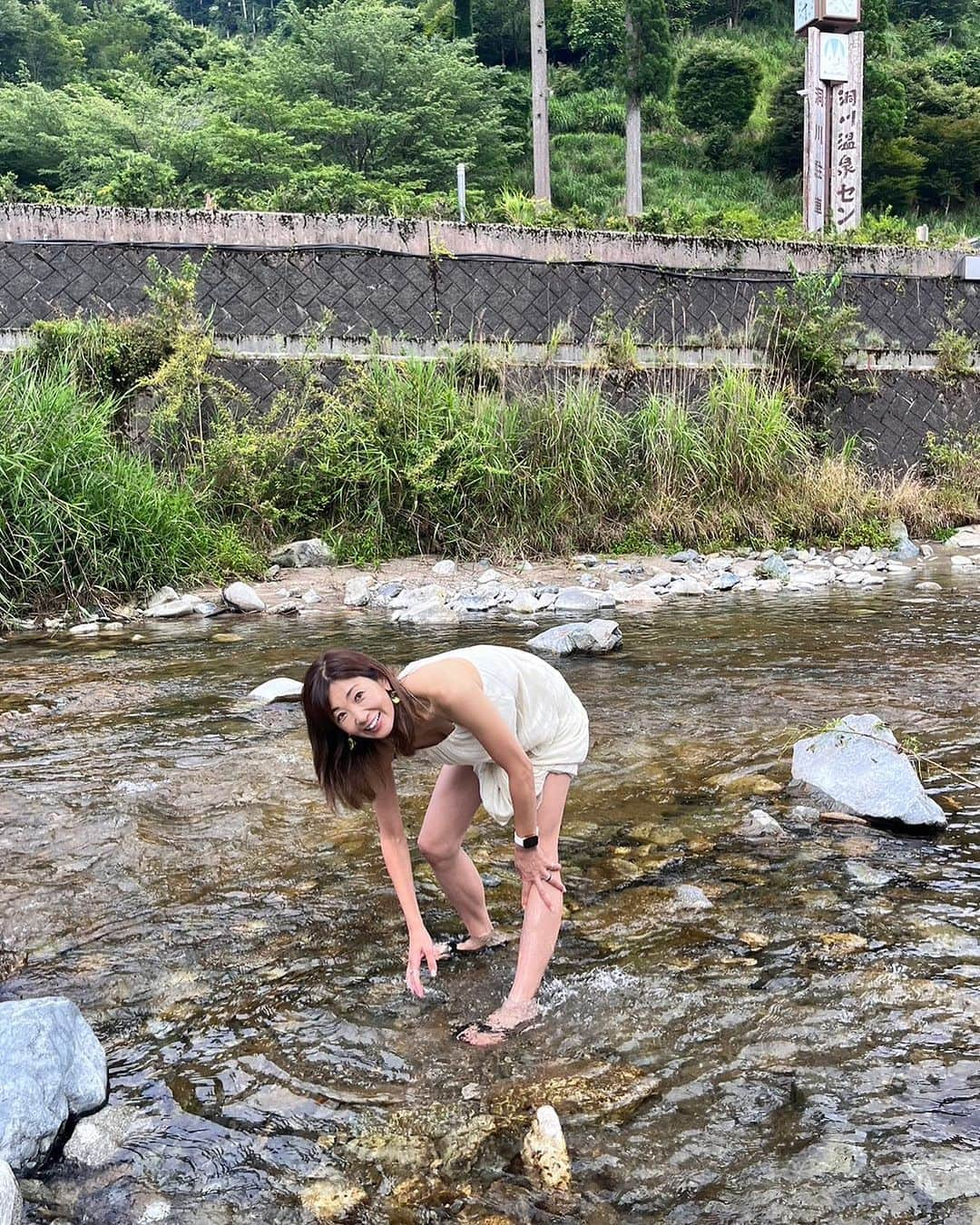 中島史恵さんのインスタグラム写真 - (中島史恵Instagram)「avityの整体で公私共にお世話になっております片岡先生と奥様のあみさんと5代弁財天様の一つ『天河神社⛩️』にお参りに行ってきましたぁ😊  久しぶりに川遊びして童心に😊  ヨガに新しい心とカラダの使い方を融合させたメソッド🌟今開発中なのでしばしお待ちを😊  #天河神社 #川遊び #中島史恵 #シェイプアップガールズ」7月26日 10時49分 - fumielove0614