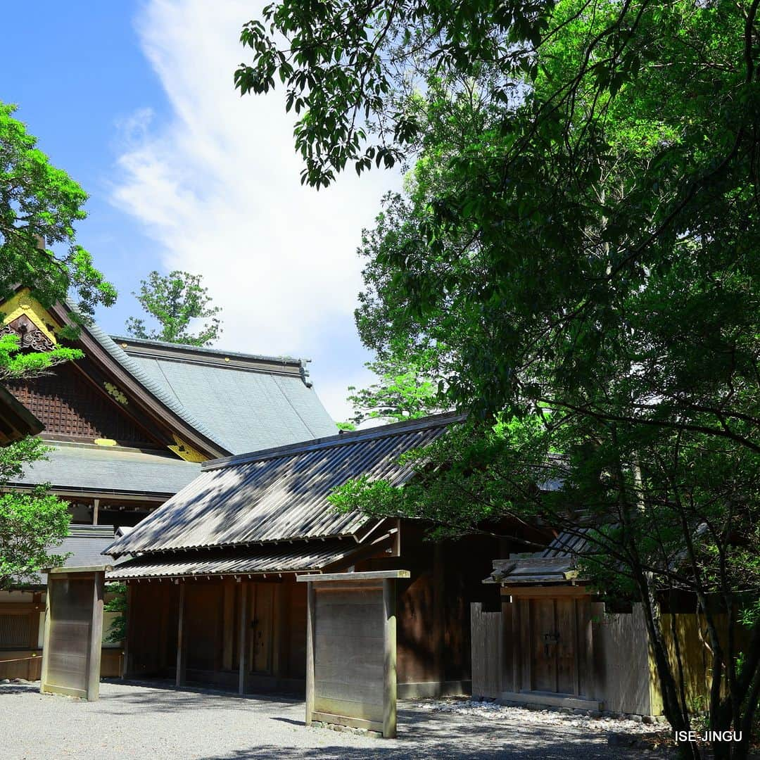 伊勢神宮のインスタグラム：「#伊勢神宮 #神宮 #神社 #心のふるさと #御酒殿  #由貴御倉 #所管社 #神宮125社 #神楽殿 #内宮 #夏  #isejingu #jingu #soul_of_japan #japan #jinja #shinto #misakadono #yuki_no_mikura #naiku #summer」