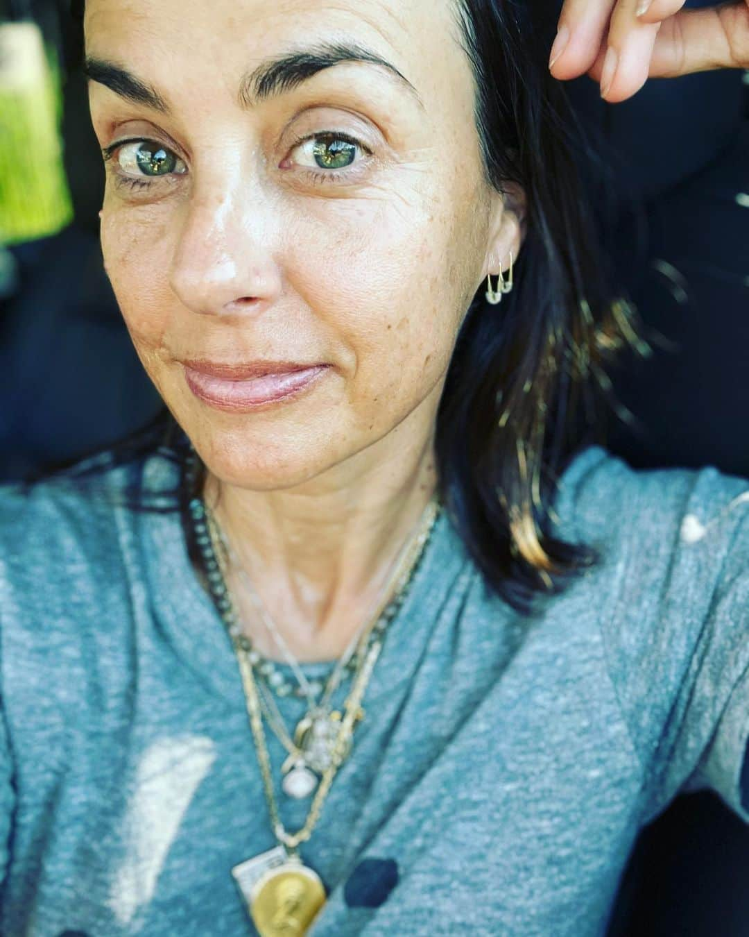 コンスタンス・ジマーのインスタグラム：「OK HOLY CRAP, yesterday was #internationalselfcareday and although I did spend some quality time with my friends (which is definitely a form of self care) TODAY I experienced the most insane facial ever!!! It was a workout for my face! @souslaface she stretched, she massaged, she moved my face in ways that moved me!! Do this for yourself! (I heard it’s also good for #tmj!!) #nomakeupselfie」