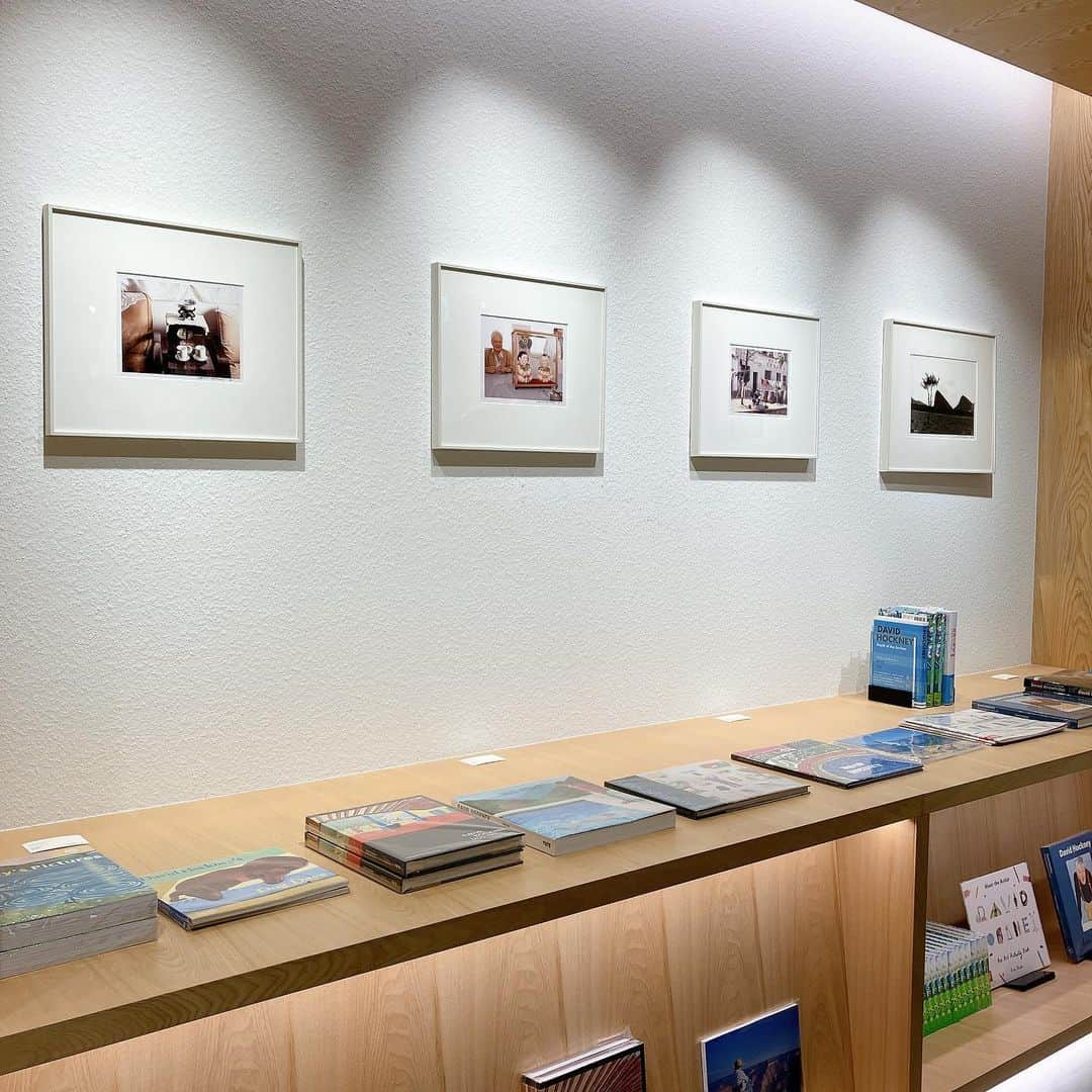 銀座 蔦屋書店さんのインスタグラム写真 - (銀座 蔦屋書店Instagram)「「DAVID HOCKNEY」フェア  銀座 蔦屋書店内 GINZA ART SQUAREにて、イギリスを代表するアーティスト、デイヴィッド・ホックニーの写真作品と、TASCHENより刊行された「A Bigger Book」や「My Window」を展示・販売するとともに、東京都現代美術館で開催中の展覧会の公式図録、関連作品集を販売しています。  イギリスを代表する現代アーティスト、デイヴィッド・ホックニー。2023年7月15日（土）から東京都現代美術館にて、日本では27年ぶりの大規模個展となる「デイヴィッド・ホックニー展」が開催中です。銀座 蔦屋書店ではデイヴィッド・ホックニーの写真作品を展示するとともに、ドイツの出版社TASCHENより刊行された「A Bigger Book」や、iPhoneを芸術のツールに使えることを見出し、絵画における完全に新しい可能性の扉を開いた大型本「My Window」を展示・販売。厳選した洋書や、ホックニーの絵画について記したテキストも展開いたします。  今回、展示する写真作品は、1989年に西村画廊で開催された展覧会“Photographs of China”の際に発表された、中国を撮影した作品のうちの6点です。1981年に詩人のスティーヴン・スペンダーとともに中国へ旅する中で、北京、杭州をはじめ、中国全土で撮影されました。写真作品の制作に注力した1980年代前半の時期に撮影されたこれらの写真群については、その後の「フォト・コラージュ」シリーズへと続く、ホックニーのキャリアにおける注目すべき活動として考察することができます。ぜひご高覧ください。  [販売について]  ■写真作品、関連本の販売 店頭にて販売中  ■デイヴィッド・ホックニー展 カタログ 店頭にて販売中 ※オンラインストアでも8月1日（火）10時30分より販売予定です。  「DAVID HOCKNEY」フェア 会期：2023年7月22日（土）〜8月13日（日）※終了⽇は変更になる場合があります。 時間：当店Webサイトをご確認ください。 会場：銀座 蔦屋書店　GINZA ART SQUARE 主催：銀座 蔦屋書店 協力：西村画廊 お問い合わせ：03-3575-7755(営業時間内) / info.ginza@ccc.co.jp  ▶詳細はこちら https://store.tsite.jp/ginza/blog/art/34919-1617060718.html    #デイヴィッドホックニー #デイヴィッドホックニー展 #現代美術 #現代アート #現代アーティスト #写真作品 #davidhockney #ABiggerBook #MyWindow #contemporaryart #contemporaryartist #TASCHEN #当代艺术 #gsix #ginzasix #銀座 #蔦屋書店 #ginza #銀座蔦屋書店 #ginzatsutayabooks #tsutayabooks」7月26日 10時56分 - ginza_tsutayabooks