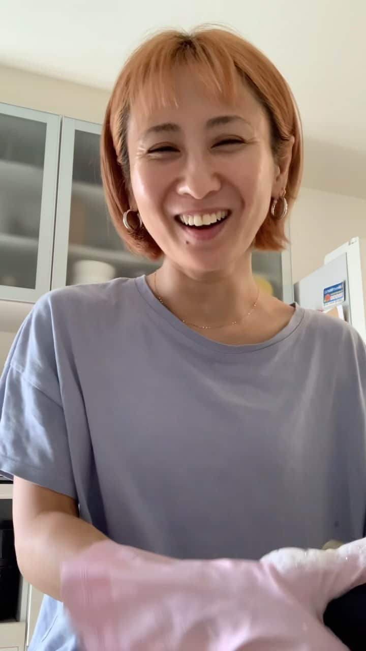 糸数美樹のインスタグラム：「なんか一人なのに楽しそうこの人。 レッツ洗い物！ #今日の議題はBBQの買い出しについて #あなたならどうする #引き続きお題もお待ちしております #ゆんたく洗い物 #みきとにーとゆんたく」