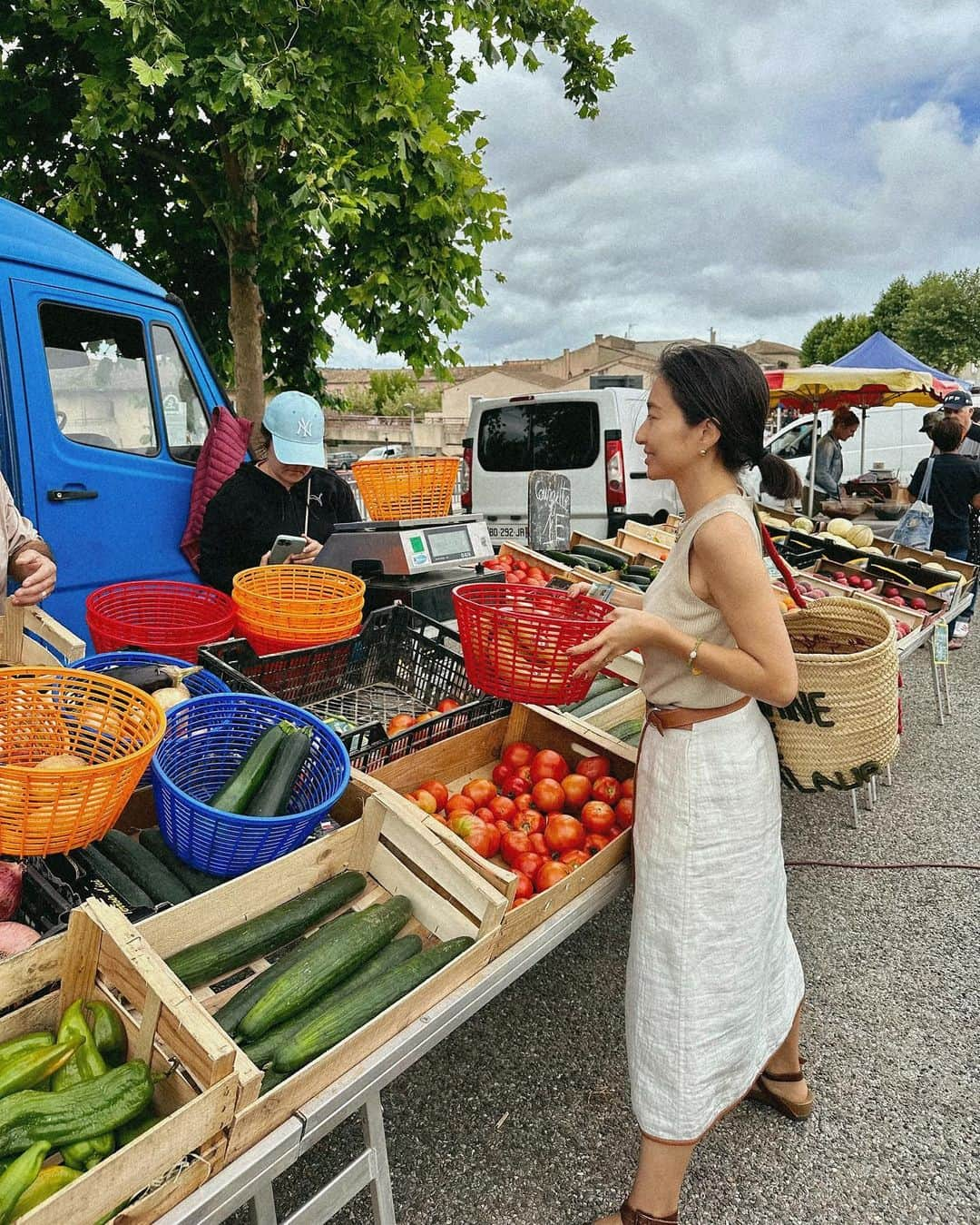 永田杏奈さんのインスタグラム写真 - (永田杏奈Instagram)「Summer vacation in the South of France🌞🐝🌳  南仏では、コテージに宿泊していたので、そこで生活するようにオーガニックマーケットに行くのも楽しみの一つでした。 お庭にイチヂクの木や沢山のハーブもあり、それを料理に使ったりハーブティーにしたり、皆でBBQしたり🥗🥩 南仏は蚊よけ対策必須だったけど、お外でのディナーも気持ちよかった🍽️🥂  #southoffrance🇫🇷  #montlaur #南仏 #南仏旅行」7月26日 10時57分 - annanagata