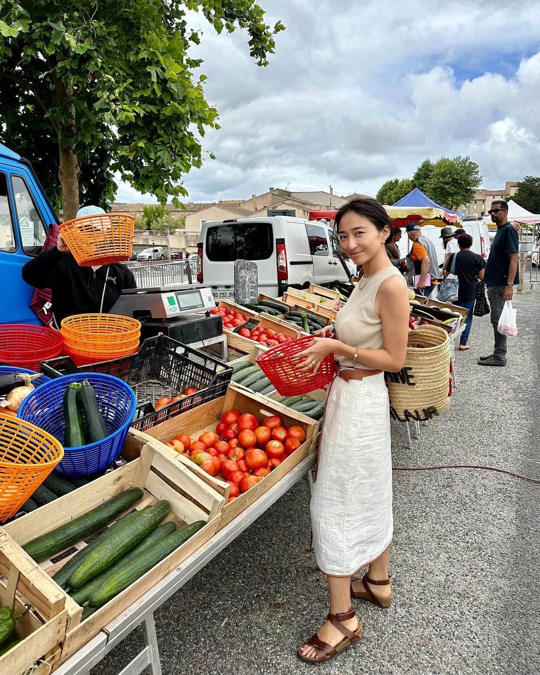 永田杏奈のインスタグラム：「Summer vacation in the South of France🌞🐝🌳  南仏では、コテージに宿泊していたので、そこで生活するようにオーガニックマーケットに行くのも楽しみの一つでした。 お庭にイチヂクの木や沢山のハーブもあり、それを料理に使ったりハーブティーにしたり、皆でBBQしたり🥗🥩 南仏は蚊よけ対策必須だったけど、お外でのディナーも気持ちよかった🍽️🥂  #southoffrance🇫🇷  #montlaur #南仏 #南仏旅行」