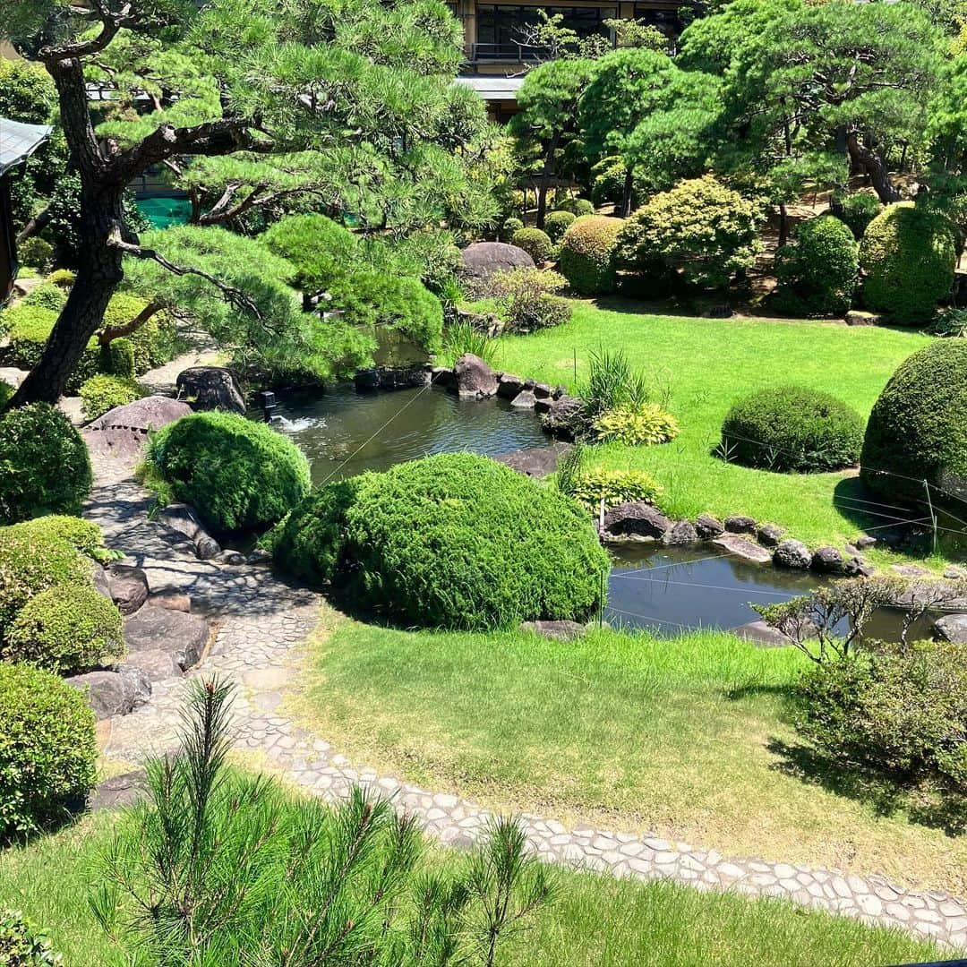 しおやてるこさんのインスタグラム写真 - (しおやてるこInstagram)「熱海旅行の風景たち。 熱海は古い観光地なので昭和の雰囲気が残っていて良き。昔の建物や風景が大好きな娘が大喜びで写真を撮りまくっていた。  今回宿泊したのは熱海後楽園ホテル。見晴らしもお風呂も食事（バイキング）もよかったー！リピしたい。  翌日はロープウェイに乗って熱海城へ。熱海後楽園ホテルでロープウェイ半額チケットもらえたのでラッキー！平日なので熱海城展望台も超空いていて風も気持ちよく見晴らしも良くて最高でした。熱海城近くの展望台で海を背景にした家族写真も撮れて大満足。下山したあとは起雲閣へ。こちらも空いていてゆっくりと大正〜昭和初期に建てられた豪華な別荘（後に旅館。いまは文化財）を堪能。前日の長浜海水浴場と翌日の熱海観光もお天気に恵まれて日差しはヤバかったけどとてもよかった☺️  #熱海 #熱海後楽園ホテル #熱海城 #起雲閣」7月26日 10時59分 - shiochin1129