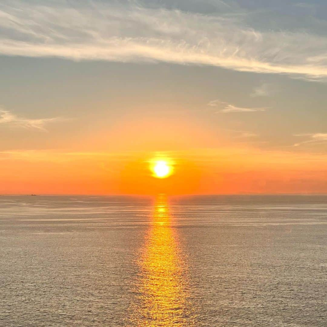 しおやてるこさんのインスタグラム写真 - (しおやてるこInstagram)「熱海旅行の風景たち。 熱海は古い観光地なので昭和の雰囲気が残っていて良き。昔の建物や風景が大好きな娘が大喜びで写真を撮りまくっていた。  今回宿泊したのは熱海後楽園ホテル。見晴らしもお風呂も食事（バイキング）もよかったー！リピしたい。  翌日はロープウェイに乗って熱海城へ。熱海後楽園ホテルでロープウェイ半額チケットもらえたのでラッキー！平日なので熱海城展望台も超空いていて風も気持ちよく見晴らしも良くて最高でした。熱海城近くの展望台で海を背景にした家族写真も撮れて大満足。下山したあとは起雲閣へ。こちらも空いていてゆっくりと大正〜昭和初期に建てられた豪華な別荘（後に旅館。いまは文化財）を堪能。前日の長浜海水浴場と翌日の熱海観光もお天気に恵まれて日差しはヤバかったけどとてもよかった☺️  #熱海 #熱海後楽園ホテル #熱海城 #起雲閣」7月26日 10時59分 - shiochin1129