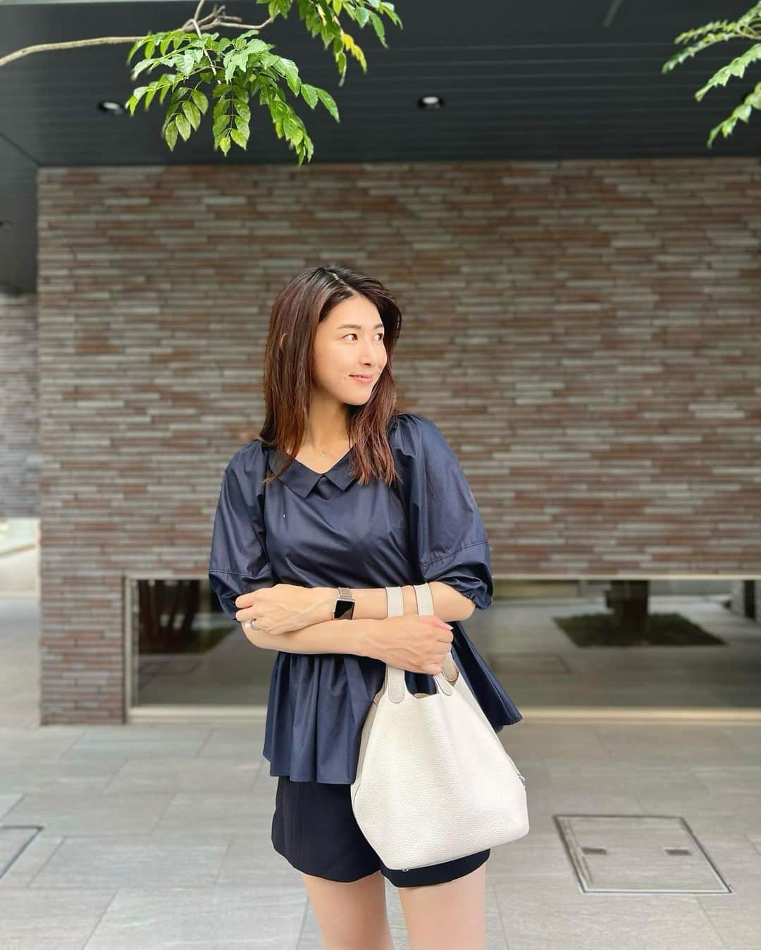 井上麻衣のインスタグラム：「Navyのブラウス大好き🩶  久しぶりにショートパンツ出してきたけど なんかそわそわする🥺笑  👚 @lialapg @joint_space #lialapg 👖 @zara #zara#ザラ 👜 @hermes #hermes #エルメス  . . . . #ママコーデ#三児のママ#三児の母 #関西ママ#30代コーデ#30代ファッション #シンプルコーデ #きれいめコーデ  #ネイビーコーデ #ショーパンコーデ  #長身コーデ#きれいめファッション」