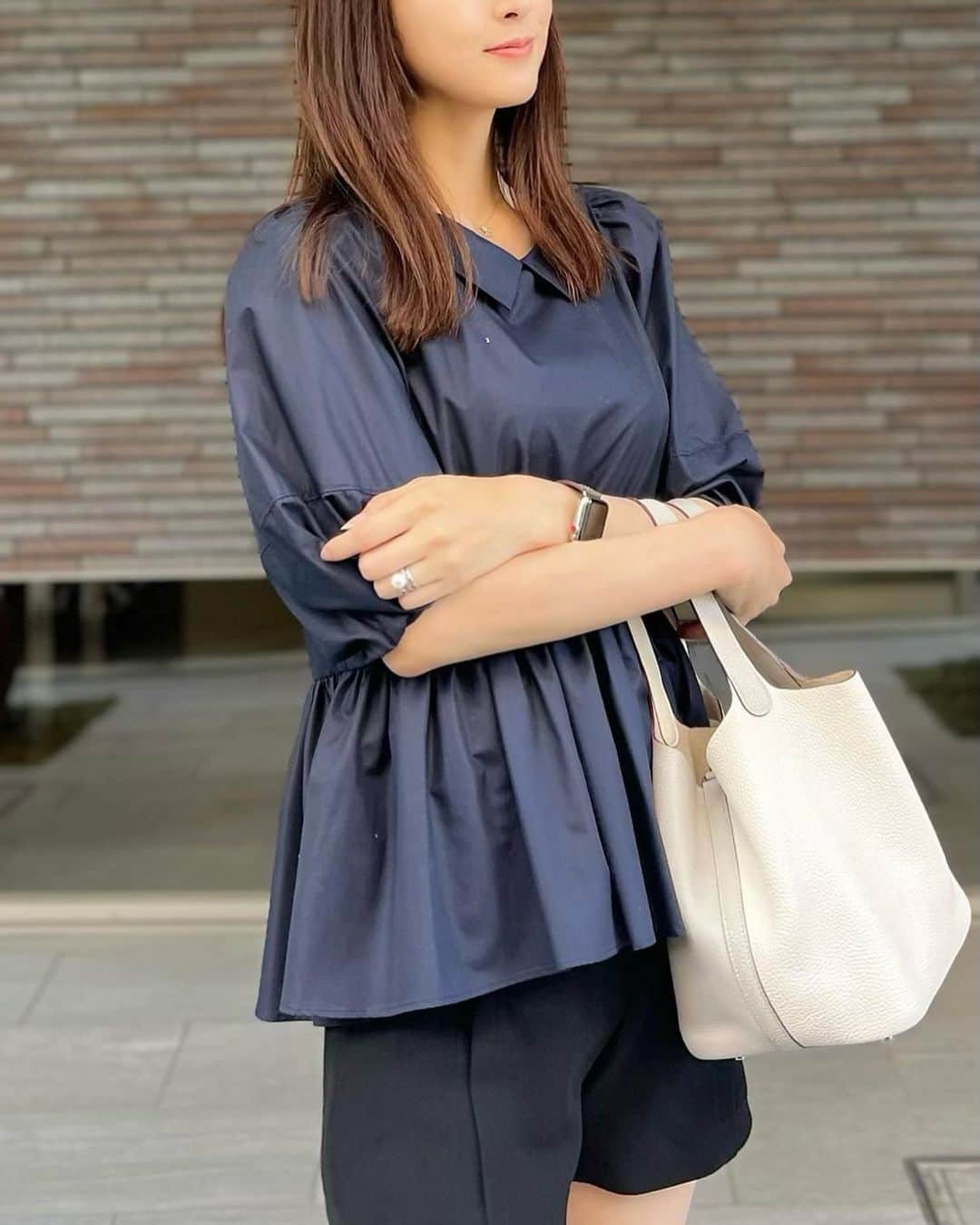 井上麻衣さんのインスタグラム写真 - (井上麻衣Instagram)「Navyのブラウス大好き🩶  久しぶりにショートパンツ出してきたけど なんかそわそわする🥺笑  👚 @lialapg @joint_space #lialapg 👖 @zara #zara#ザラ 👜 @hermes #hermes #エルメス  . . . . #ママコーデ#三児のママ#三児の母 #関西ママ#30代コーデ#30代ファッション #シンプルコーデ #きれいめコーデ  #ネイビーコーデ #ショーパンコーデ  #長身コーデ#きれいめファッション」7月26日 11時09分 - mai_inoue