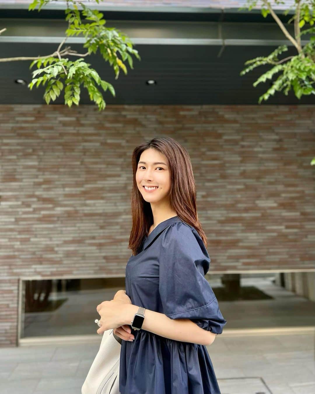 井上麻衣さんのインスタグラム写真 - (井上麻衣Instagram)「Navyのブラウス大好き🩶  久しぶりにショートパンツ出してきたけど なんかそわそわする🥺笑  👚 @lialapg @joint_space #lialapg 👖 @zara #zara#ザラ 👜 @hermes #hermes #エルメス  . . . . #ママコーデ#三児のママ#三児の母 #関西ママ#30代コーデ#30代ファッション #シンプルコーデ #きれいめコーデ  #ネイビーコーデ #ショーパンコーデ  #長身コーデ#きれいめファッション」7月26日 11時09分 - mai_inoue
