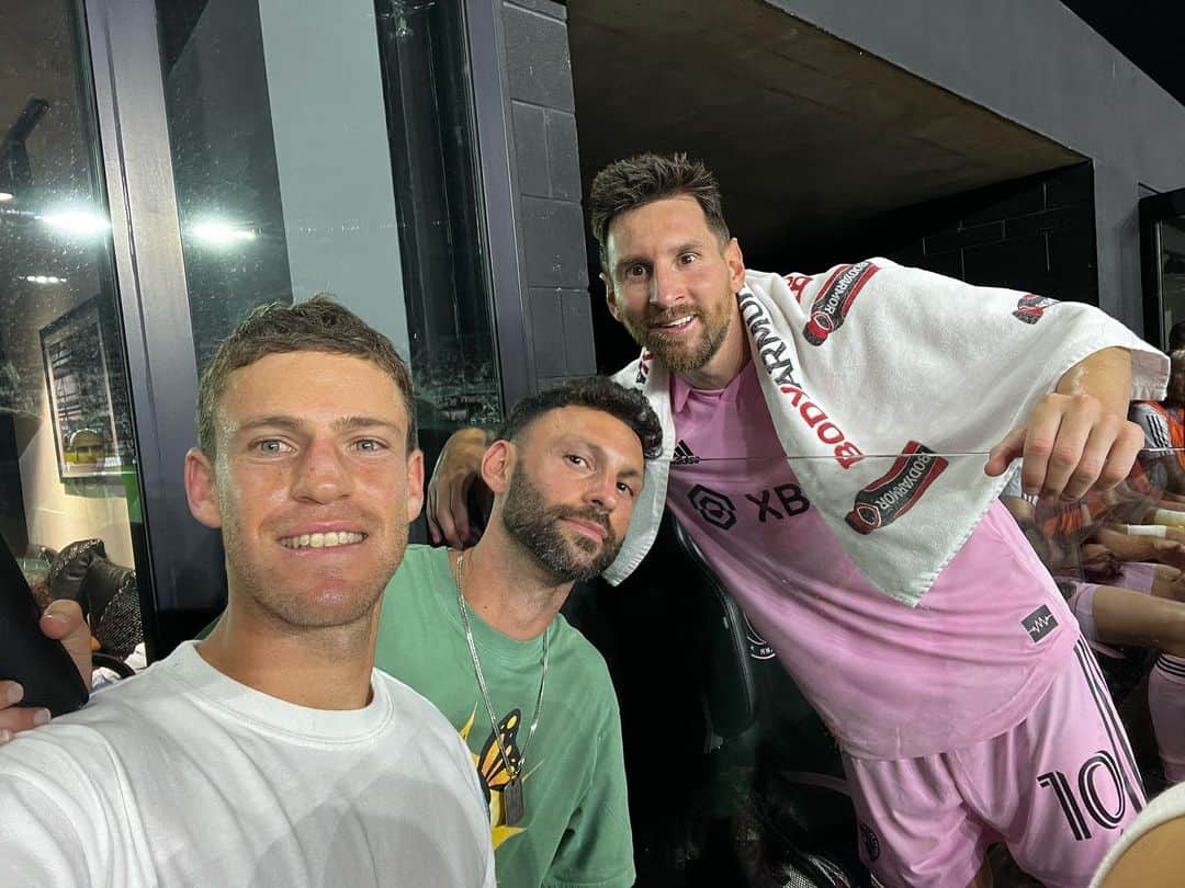 のインスタグラム：「Que placer verte otra vez dice la canción!!! 😍😍😍 @leomessi」
