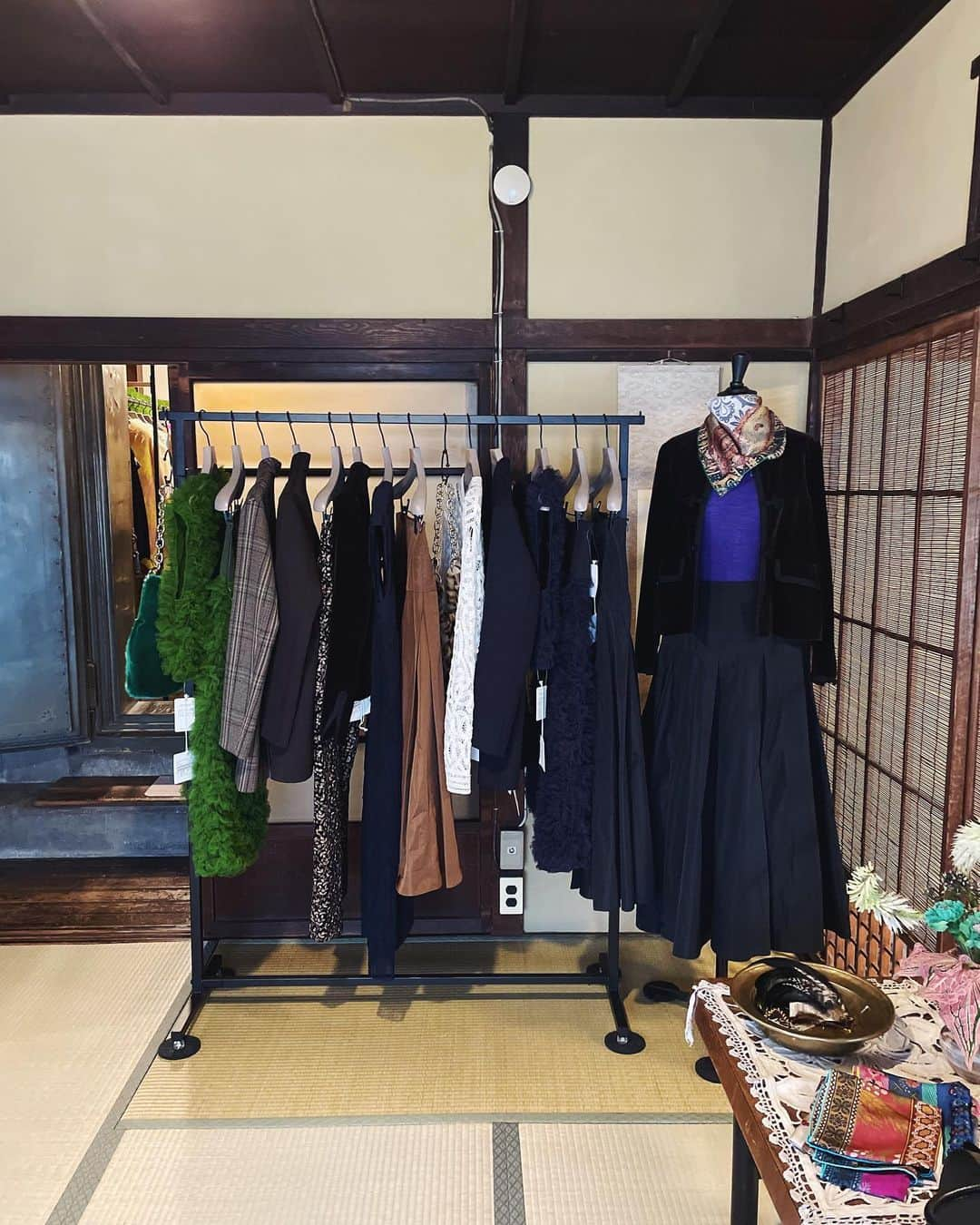 IÉNA LA BOUCLEさんのインスタグラム写真 - (IÉNA LA BOUCLEInstagram)「. ⁡ - 茶室 la boucle - IÉNA LA BOUCLE '23 Autumn pre order event ⁡ ⁡ 先日、とある古民家で秋の予約会を開催しました。 " 茶室 "をイメージした会場では予約会のほかにも 落語やお茶会、占いといったコンテンツも。 ⁡ いつもと違った特別な場所、日本の夏を感じる和の空間で真新しい秋冬のお洋服やジュエリーをゆったりとご覧いただけるイベント。 ⁡ ブランドコンセプトでもある「ありふれた日常にちょっとした非日常を」を体験していただける２日間でした。 ⁡ ⁡ ご覧いただけなかった方々にも、秋の新作を事前にご覧いただける予約会をNEWoMan新宿店にて開催予定です✨ ⁡ 日程が決まり次第またお知らせいたします。 ⁡ ⁡ ⁡ #茶室_laboucle#chashitsu_laboucle#ienalaboucle#iena#イエナ#イエナラブークル#ienalaboucle_23aw#23aw#予約会」7月26日 11時14分 - iena.la.boucle.store