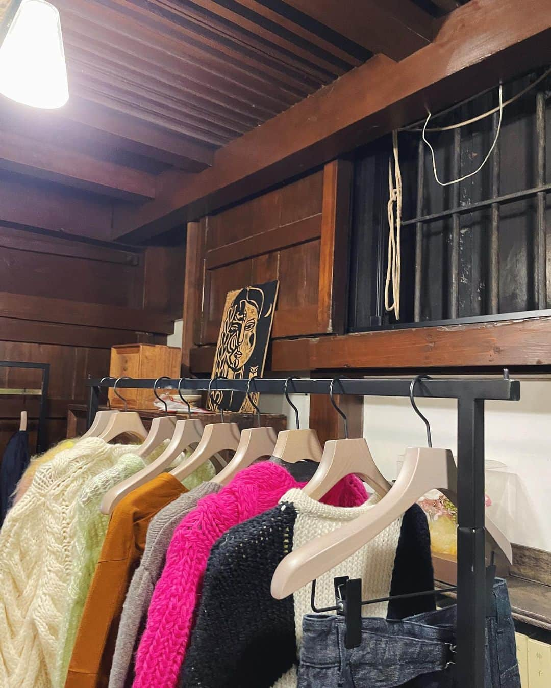 IÉNA LA BOUCLEさんのインスタグラム写真 - (IÉNA LA BOUCLEInstagram)「. ⁡ - 茶室 la boucle - IÉNA LA BOUCLE '23 Autumn pre order event ⁡ ⁡ 先日、とある古民家で秋の予約会を開催しました。 " 茶室 "をイメージした会場では予約会のほかにも 落語やお茶会、占いといったコンテンツも。 ⁡ いつもと違った特別な場所、日本の夏を感じる和の空間で真新しい秋冬のお洋服やジュエリーをゆったりとご覧いただけるイベント。 ⁡ ブランドコンセプトでもある「ありふれた日常にちょっとした非日常を」を体験していただける２日間でした。 ⁡ ⁡ ご覧いただけなかった方々にも、秋の新作を事前にご覧いただける予約会をNEWoMan新宿店にて開催予定です✨ ⁡ 日程が決まり次第またお知らせいたします。 ⁡ ⁡ ⁡ #茶室_laboucle#chashitsu_laboucle#ienalaboucle#iena#イエナ#イエナラブークル#ienalaboucle_23aw#23aw#予約会」7月26日 11時14分 - iena.la.boucle.store