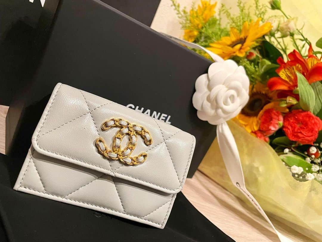 MAYAさんのインスタグラム写真 - (MAYAInstagram)「🎂🎁👛🩵🩵🩵 . . #シャネル #chanel #シャネル財布 #限定品」7月26日 11時15分 - mayapi_4s2