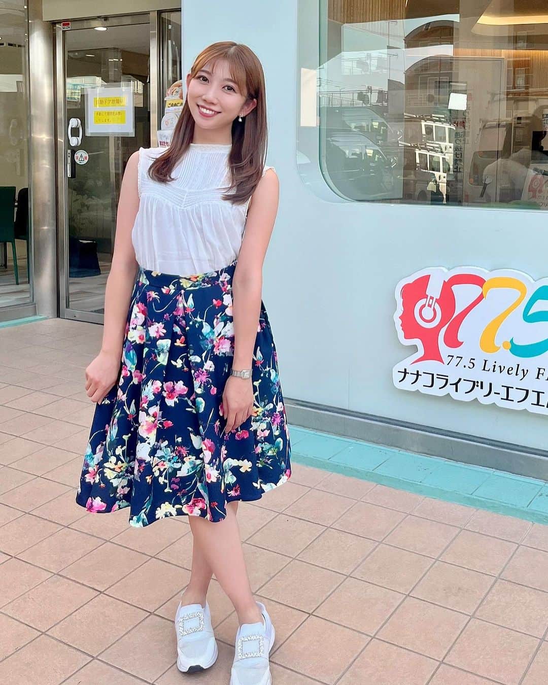 のインスタグラム：「暑いけど頑張りましょ🫠🌻 #気象予報士 #アナウンサー #セントフォース #中継 #北朝霞 #775ライブリーfm #ゴッホ #ひまわり」