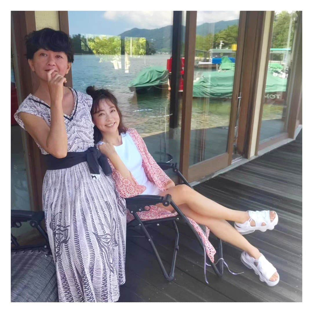 松尾翠さんのインスタグラム写真 - (松尾翠Instagram)「出逢いは、お互いにたまたま別で伺っていた、神宮前の @maison_shigeta   シゲタのインスタで見ていてとっても気になっていた、あまりに優しくてかわいい色の草木染のオーガニックコットンガウンを「わ、これだ〜💫」と手に取った瞬間 横にいたのが、デザイナーのなおこさん。 @naokobonbon   しかも私は京都市からで、なおこさんは京丹後からという驚き！ 魔法使いみたいなチャーミングななおこさん。 なおこさんの扱うお洋服やストールは 本当に魔法にかかったみたいに、その人本来の「らしさ」のようなものを引き出してくれます。それは案外本人も気がついていないものだったりして。 今回撮影で着用させてもらった、このロータスレースラップドレスも最高！ 風に揺れる感じいいな。  @senseofwonder_kyoto でも、色々と取り扱わせていただく話が進んでいるので、どうかどうぞ、お楽しみに🫶  フレグラボの取材もあわせて天橋立でお受けして、関東から来て下さった編集のあやさんとカメラマンのゆみさん♡  はじめましてだけど すとんと馴染んで みんなでゆるっとすごした。 それぞれが、そのまんま。 あぁたまんない。また会いたいな。  一番最後は、出逢いのきっかけを作ってくれた…ずっと大好きなSHIGETAのパワフルキュート！すてきなすてきなチコさんを囲んで。 チコさんが感性で創る「場」があってこその出逢い。感謝です♡  @otonaayaya  @yumind_saito  @chicoshigeta @asobuko212  #天橋立 #海の京都 #大人ナチュラル #ナチュラルライフ #天然生活 #shigeta#ミウラナオコ #松尾翠#senseofwonderkyoto」7月26日 11時22分 - midori.matsuo_official