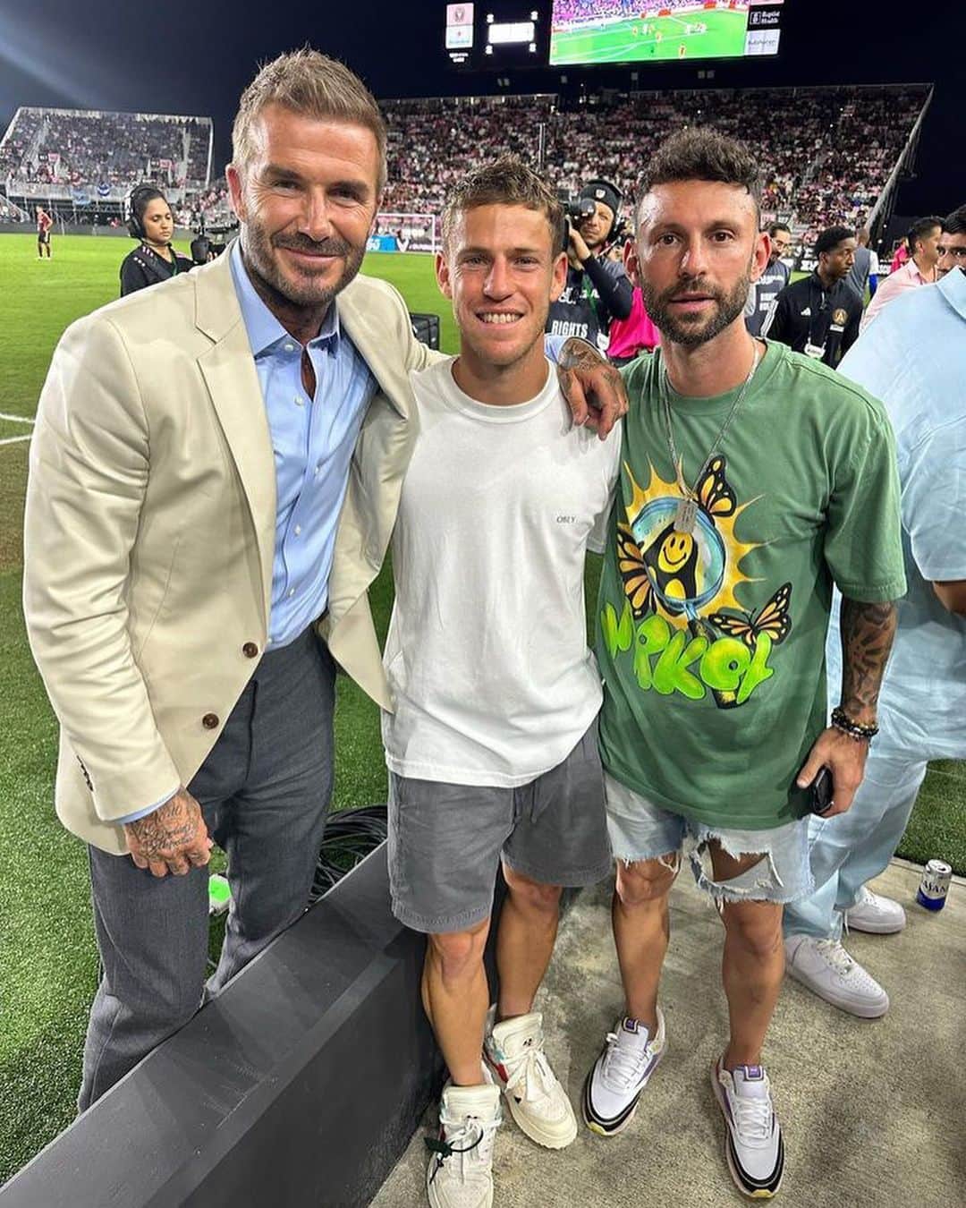 のインスタグラム：「Que día!!! Gracias @davidgrutman u are the best 🙌🙌 , en otra ciudad volver a ver a @leomessi . La energía que provoca en la gente y lo que se disfruta de ver alguien sonreír como el lo hace. Me voy a dormir feliz 😃」
