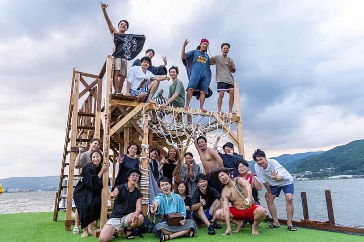 シノサンのインスタグラム：「フローティングサウナin諏訪湖  大好きなサウナ仲間が作った幻の島に行って来た！  コンテンツ大渋滞の最強のテーマパークサウナ！ 楽しすぎて一日が一瞬で終わる。 遊びすぎた翌日は身体中筋肉痛w  あと一ヶ月もしないでこの島が壊されちゃうなんて🥹  これは大資本を投入して常設するしかないよね？ 孫さん連れてくるしかないよね？  @tabisauna.couple  @sanaaaaaa46  @trip.sauna   最高の体験をありがとう😚」