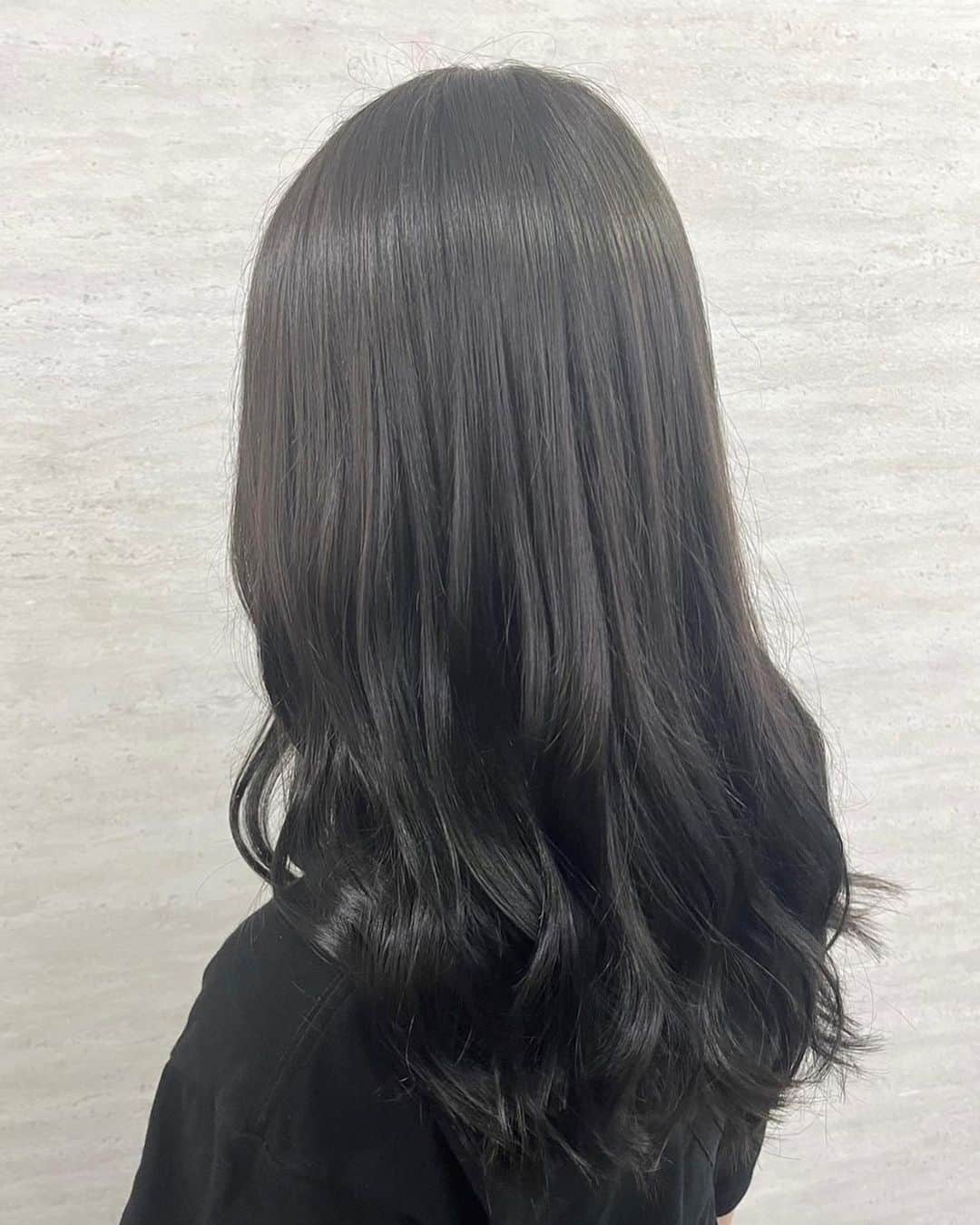 salon PRATiNO(サロンプラチノ)さんのインスタグラム写真 - (salon PRATiNO(サロンプラチノ)Instagram)「. 透明感のある暗髪スタイル！ モノトーンの色味が艶を与え、 エレガントなイメージに😊  透明感を出したい、茶味を飛ばしたい場合は ブリーチをしてから色味を入れるのがオススメです◎  . . .  #hair#pratino#clavis#ハイトーン#韓国ヘア#デジパ#縮毛矯正#名古屋美容院#栄美容院#ショートカット#ウルフカット#透明感カラー#クラビス#酸熱トリートメント#ダメージ毛#ヘアサロン#女性スタッフのみ#ボヤージュコスメ #白髪染め#ペールカラー#エクステ#シールエクステ#ヘアメ#アイブロウ#メンズアイブロウ#メイク#ファイバープレックス」7月26日 11時44分 - clavis_pratino