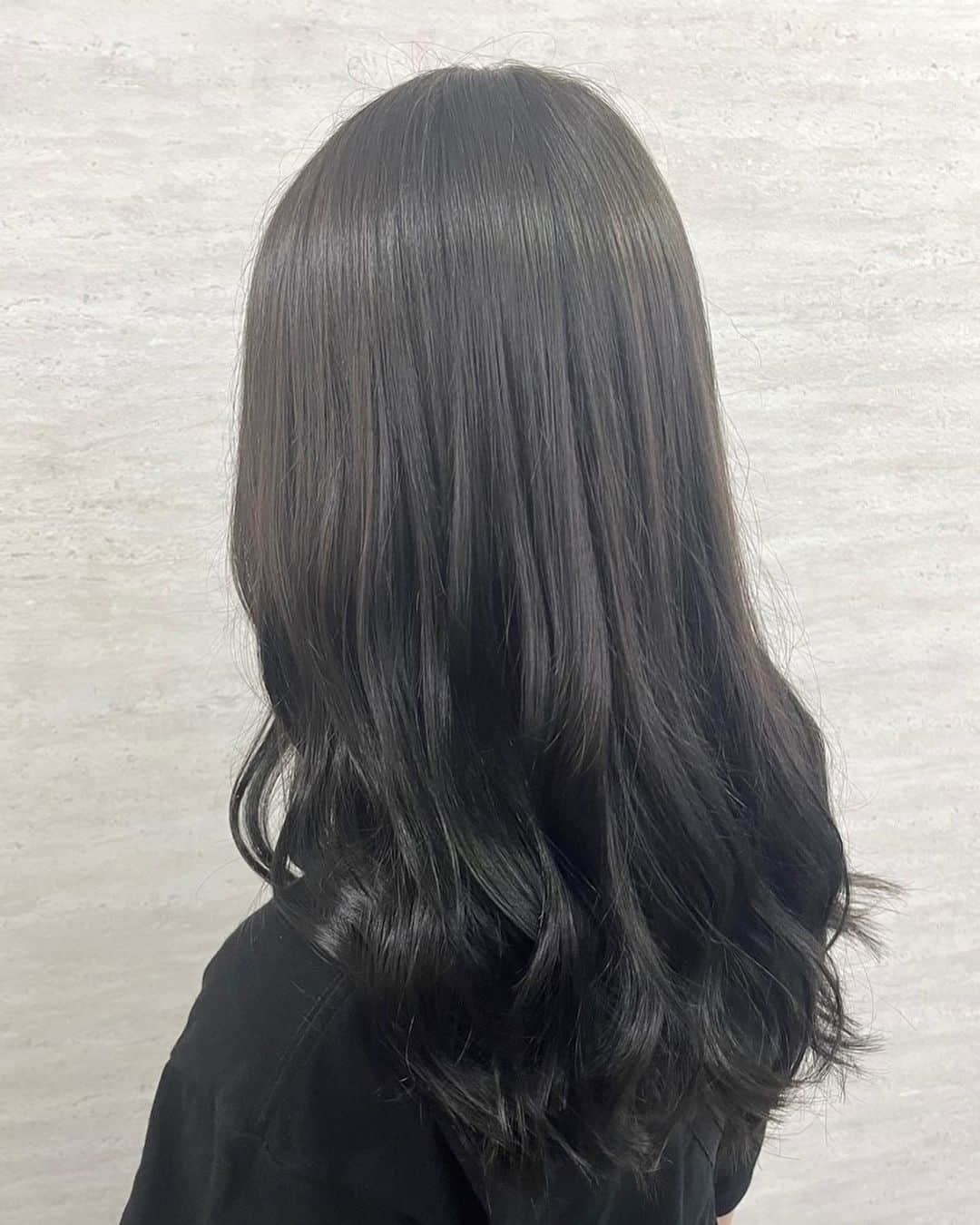 salon PRATiNO(サロンプラチノ)のインスタグラム：「. 透明感のある暗髪スタイル！ モノトーンの色味が艶を与え、 エレガントなイメージに😊  透明感を出したい、茶味を飛ばしたい場合は ブリーチをしてから色味を入れるのがオススメです◎  . . .  #hair#pratino#clavis#ハイトーン#韓国ヘア#デジパ#縮毛矯正#名古屋美容院#栄美容院#ショートカット#ウルフカット#透明感カラー#クラビス#酸熱トリートメント#ダメージ毛#ヘアサロン#女性スタッフのみ#ボヤージュコスメ #白髪染め#ペールカラー#エクステ#シールエクステ#ヘアメ#アイブロウ#メンズアイブロウ#メイク#ファイバープレックス」