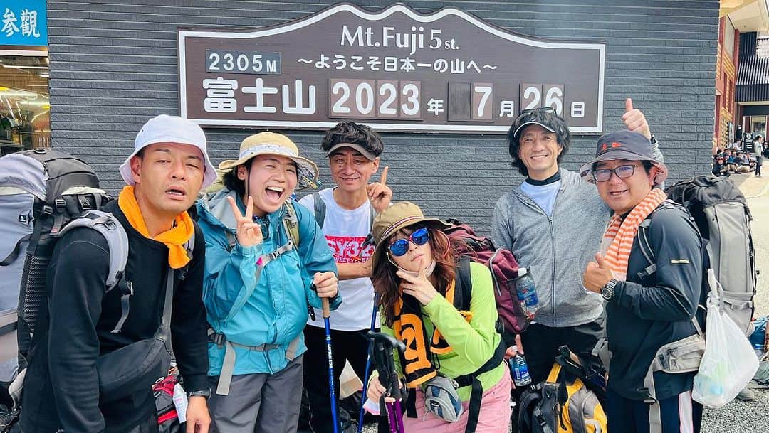 Gたかしさんのインスタグラム写真 - (GたかしInstagram)「富士山の山頂の一番高いところから、五合目に帰ってきました‼️  この後、待ちに待ちまくった温泉に入って、キンッキンッキンに冷えたビール呑みます🍺‼️  #無加工の火口」7月26日 11時37分 - g_takashi.kinkin