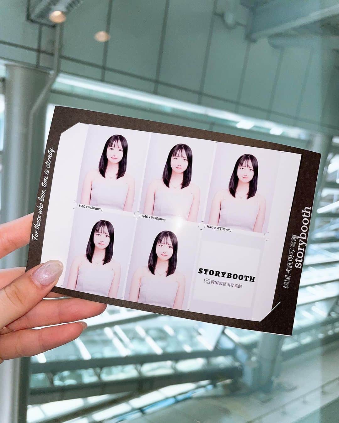 のインスタグラム：「・ 韓国式証明写真館STORYBOOTH 新大久保店【本店】さんに行って証明写真撮ってきました✨  パスポート、マイナンバーカード、運転免許証、履歴書、プロフィール写真、オーディション写真など、様々な用途の証明写真をプロのカメラマンさんが撮ってくれて、さらに本場韓国でレタッチして仕上げてくれるよ😘  最新のライティングを使用することで、きれいに盛れる証明写真に！  スタジオも綺麗で背景色が選べるよ✨️  レタッチ箇所も選べるので、ナチュラルに盛れるのでおすすめです😳♡  PR @storybooth.photo #証明写真 #STORYBOOTH #韓国式証明写真館 #sns用写真 #韓国スタジオ」