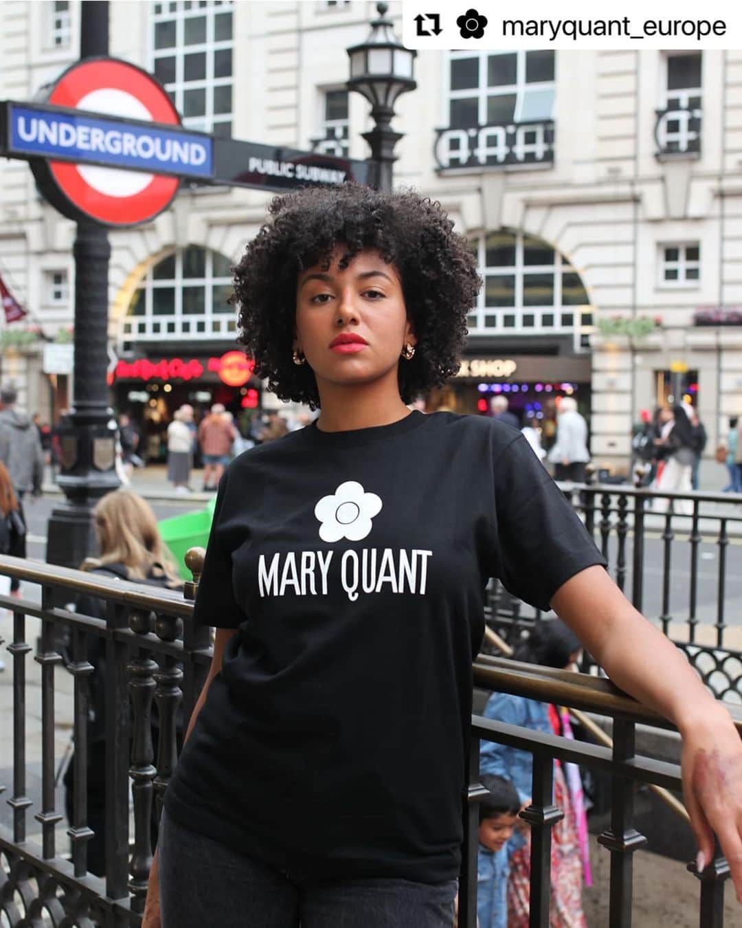 MARY QUANT officialさんのインスタグラム写真 - (MARY QUANT officialInstagram)「#Repost @maryquant_europe with @use.repost ・・・ Calling all 1960's Quant fans! A brand new Mary Quant unisex T-shirt is now available to shop online. This T-shirt features Mary Quants logo from the sixties🖤💛🤍  Photographer @tani0ka  Models Management @foxiemgmtldn  Models @roseohrose & @admwltn    #MARYQUANT #maryquantlondon #maryquantcosmetics #vintageinspired #1960s #vintagestyle  ロンドン限定の特別なTシャツが オンラインショップにも！ レトロなロゴをあしらったオーバーサイズの Tシャツが登場！ プロフィールURLよりオンラインショップをCHECK! @maryquant_official」7月26日 11時39分 - maryquant_official