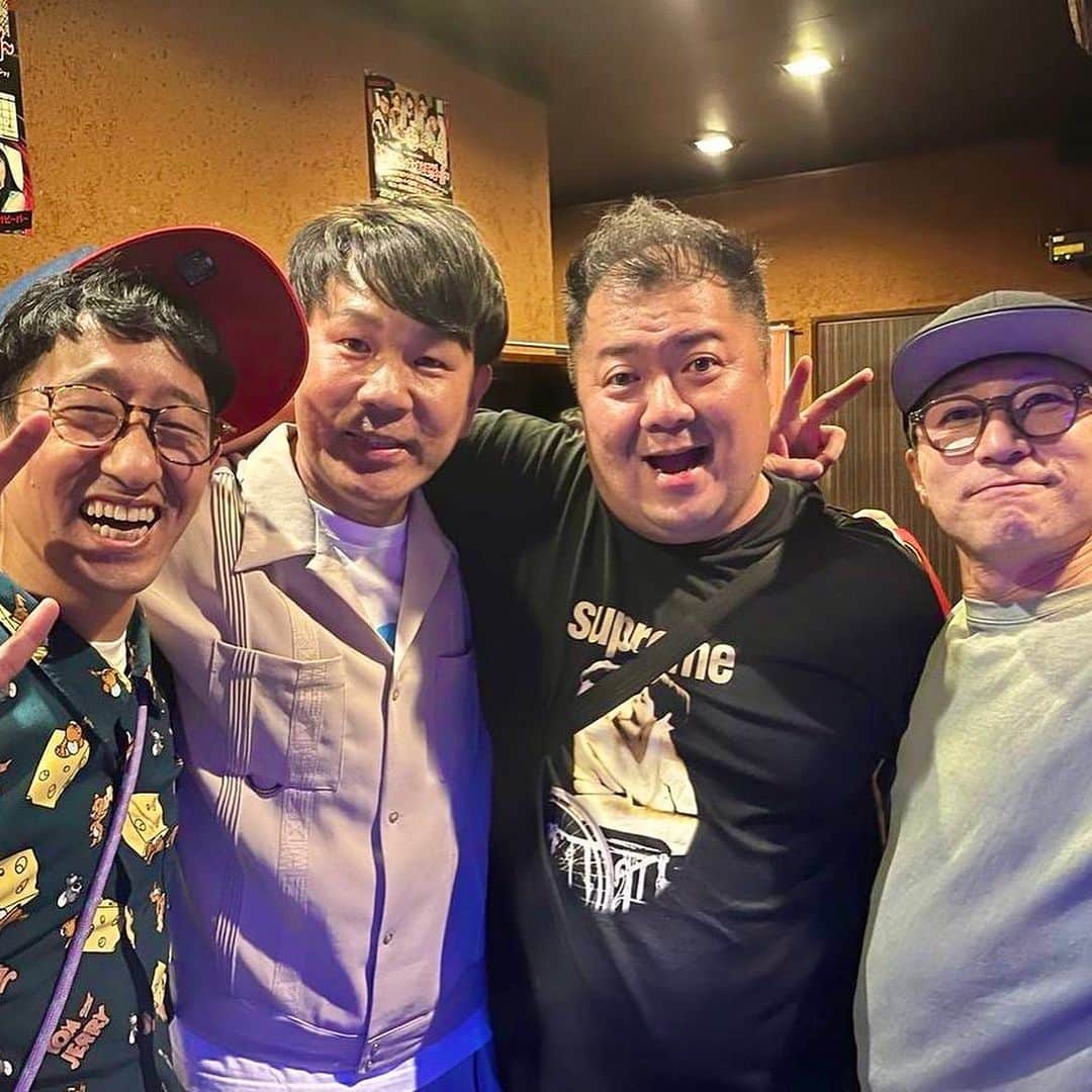 ボン溝黒さんのインスタグラム写真 - (ボン溝黒Instagram)「先週すっちーさんと劇場終わりに、小杉さんと藤本とたこしげで合流しました。 懐かしさよりも、笑いすぎて酔いました🤪 #baseよしもと  #で育ちました #今も吉本興業でよかった #とおもった #すっちーさんとお昼に31アイスクリーム行った #僕がこれは甘すぎるやろって思って辞めたアイスを須知山田警部の顔で注文してた」7月26日 11時40分 - bontheworld