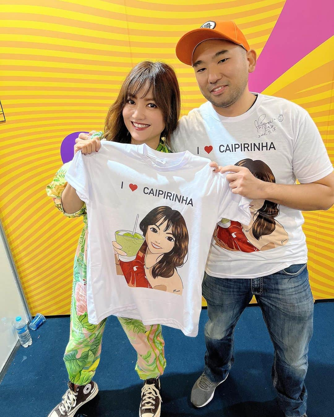 松澤由美さんのインスタグラム写真 - (松澤由美Instagram)「Oiiii😊✨  Um fã me deu uma camiseta com uma foto do meu rosto. Obrigado a você.  Un fan me regaló una camiseta con una foto de mi cara. Gracias.  A fan gave me a T-shirt with a picture of my face on it. Thank you.  私がブラジル🇧🇷で 『カイピリーニャが大好き』 と、ステージでも連呼していたのでw  なぁんと、私画像そっくりなアニメーションな私のTシャツをプレゼントしてもらいましたぁ😊🇧🇷✨ （画像3枚目の方です😊🇧🇷なんとブラジルの全公演4公演あったのだけど。全部まわってくれたとおっしゃってましたぁ。ブラジル広いのに、ありがとう😊✨） あらためて、ありがとうおおお。  自分で東京で着てたら、ちよっと面白いかもだけど！着てみようかな✨😉🇯🇵  #yumimatsuzawa #松澤由美 #松澤由実 #聖闘士星矢 #機動戦艦ナデシコ #メンバーシップ #ツイキャス #アニソン #アニソン好きと繋がりたい #ラグナロクマスターズ #松澤由実のアニソンフラッグ   #knightsofthezodia #animefriends  #brasil」7月26日 11時41分 - yumimatsuzawa