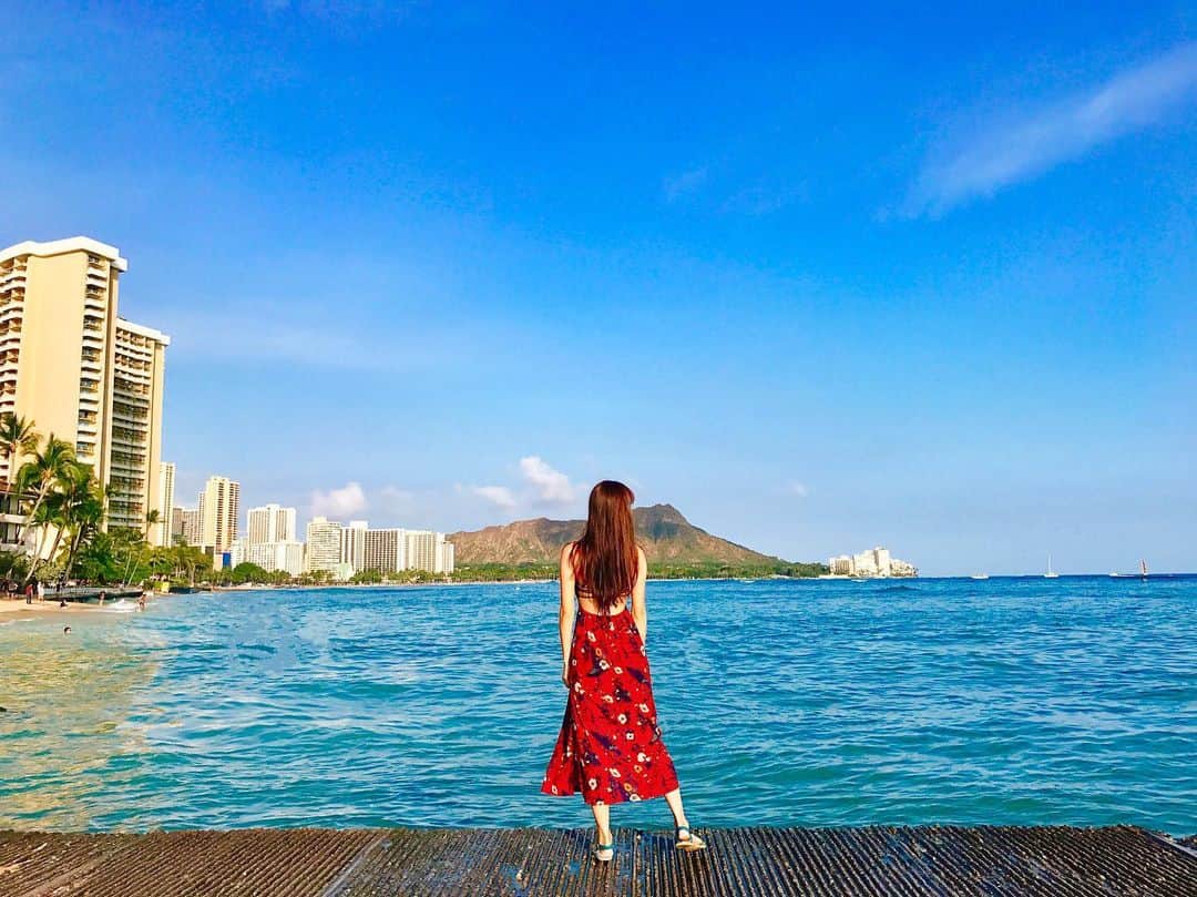 美波千夏のインスタグラム：「. 最近なかなかインスタ更新できてなくて (とにかく子育ての日々でネタがないw) 夏だし南国🏝️の思い出たちをランダムに 載せていこうかな〜と思いますが リアルタイムではないのであしからず🩵💙  そして過去に投稿したことある写真もあるかもだけど 何載せて何載せてないか覚えてないから そこはご愛嬌で💛🐻‍❄️  2018年のハワイ🌺  .  .  #ちな旅まとめ #ハワイ #hawaii」
