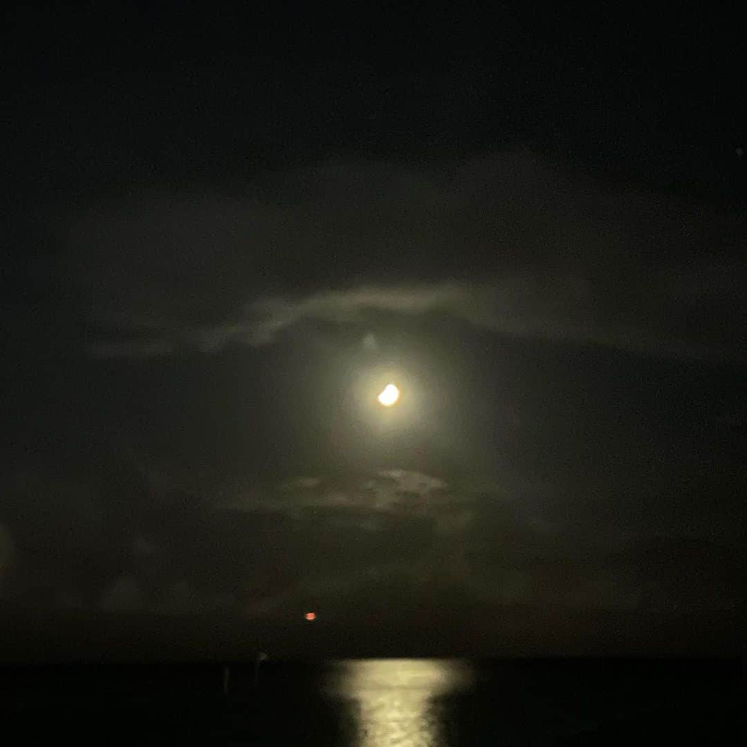 UlalaGirlさんのインスタグラム写真 - (UlalaGirlInstagram)「太陽に包まれて海を感じて火を見て月を浴びて運を試して魂が洗われた。  魂の磨き方も教わった。  沖縄は特別な島🐉 ありがとう沖縄🖤  I’ll be back very soon」7月26日 11時45分 - ulalagirl