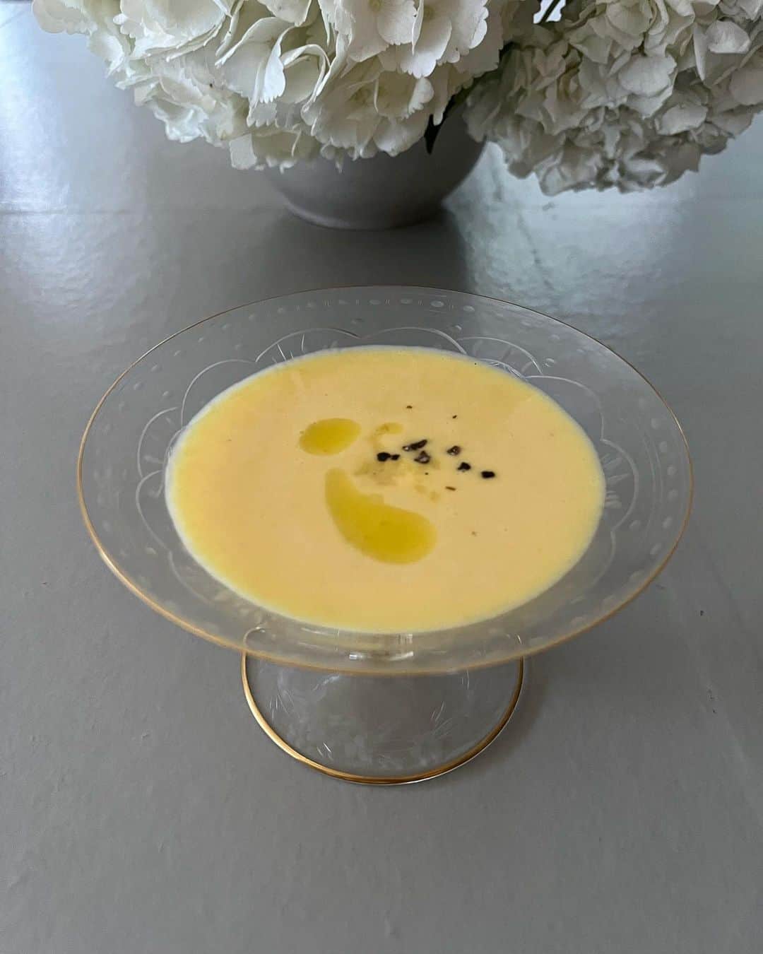 journaleatripのインスタグラム：「midnight summer & hydrangea in summer  美味しい🌽を手に入れたら 茹ででミキサーで撹拌し とうもろこしの芯でとった出汁で伸ばし 冷た〜く冷やす。美味しい塩重要。 豆乳で伸ばしても。  レースのような ガラスカッティングの技法美しき器  真夏の集い、酔いの後🙏  #@nakazato_naturefarm の🌽美味しかったなぁ」