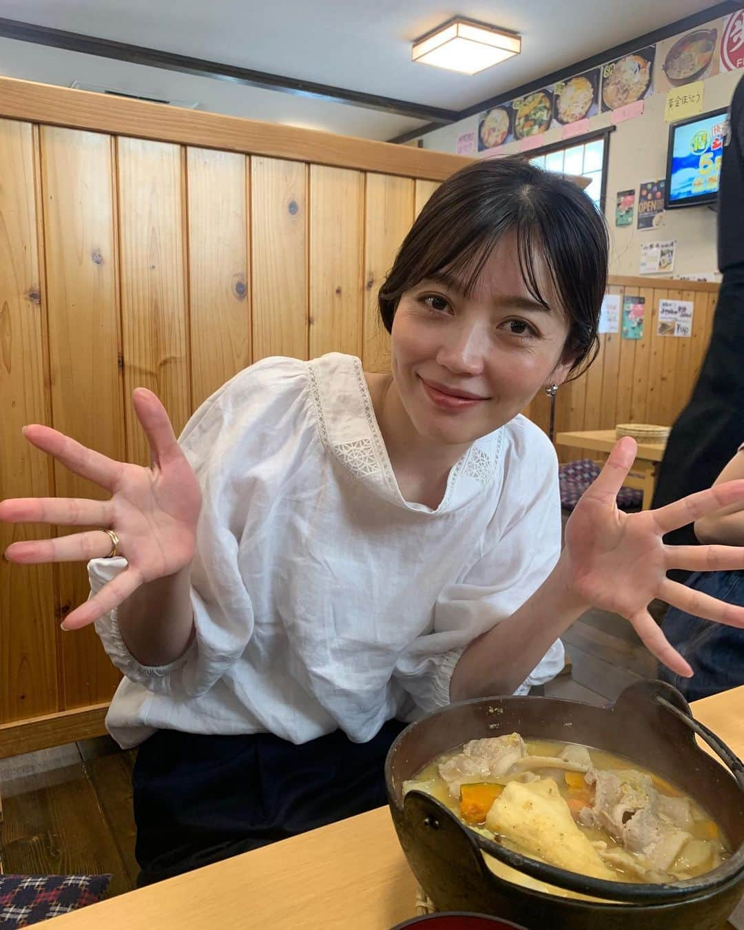 高橋まりなさんのインスタグラム写真 - (高橋まりなInstagram)「. 山梨へ🍇 ほうとうランチ🍲 とうもろこしの天ぷらおいし🌽 フルーツ公園でもたくさん遊びました♡ いいお天気で最高☀️ . . . #山梨#フルーツ公園#ほうとう#歩成#とうもろこしの天ぷら#3きょうだい#夏休み#12歳#10歳#8歳」7月26日 11時53分 - marina._.takahashi