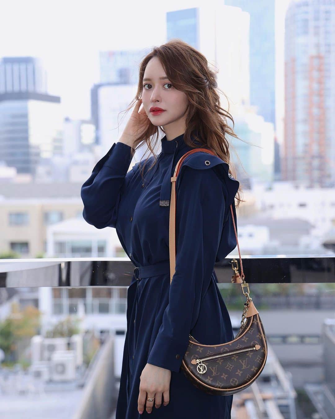 野崎萌香のインスタグラム：「表参道の　@louisvuitton で始まったロンドンで活躍する現代アーティストのケリス･ウィン･エヴァンスのオープニング展覧会へ🌳💡  能の素晴らしいパフォーマンスもあって 素敵な時間でした👺❤️‍🔥👘  光や音、鏡、ネオンなど抽象的な素材を用いて、 感覚に強く訴えかける作品を制作していて 独創的な引用をしているのが特徴的で 引用元は、文学、哲学、映画、音楽、 そして天文学や物理学と結びついた作品たち  彼の立体作品とインスタレーションは、 黙想的な洗練と深い知性と哀愁に溢れていました。  7月20日〜2024年1月8日まで開催されるので皆さん是非🖤  @louisvuitton」
