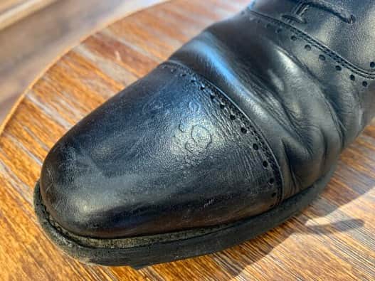 m.mowbrayさんのインスタグラム写真 - (m.mowbrayInstagram)「革靴を自分で洗ってみよう！ . . . ・革靴に白い汚れが浮き出てきた ・革の表面がデコボコしてきた  革靴がこのような症状になってしまったことはありませんか。 どちらも早めの対処で、トラブルを解決できる可能性があります。  今回は自宅で出来る、革の丸洗い方法をご紹介いたします！  ------------------------------- @｜ハイライト ▶▶▶革靴を洗う ------------------------------  よりご覧いただけます。 ぜひ、チェックしてみてください🔥 . . . .  #買えない価値が輝き出す #靴を磨けば未来も輝く #靴磨きは価値磨きです  #靴磨き #靴修理  #シューシャイン #シューケア #ハイシャイン #鏡面磨き #shoeshine  #靴磨き選手権大会  #靴磨き選手権大会2023  #ハイシャイン  #鏡面仕上げ  #鏡面磨き  #ハイシャインプライマー  #ミラーフィニッシャー」7月26日 11時49分 - m.mowbray