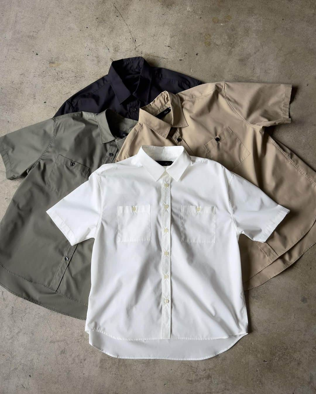 マージンのインスタグラム：「[ t/c high count broad work shirts s/s ]  ハリとシャリ感のある、ノーアイロンでもシワになりにくいワークシャツ  product code: 2321-005  プロフィールのURLへ→ ・ ・ ・ #magine #mensfashion #メンズファッション #真夏コーディネート #コーディネート #トレンドコーデ #半袖シャツ #ワークシャツ #メンズシャツ #ノーアイロンシャツ」