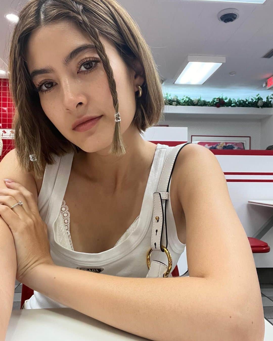 マギー・ラースリー・バーレンシエガーのインスタグラム：「Waiting for my veggie burger 🍔」