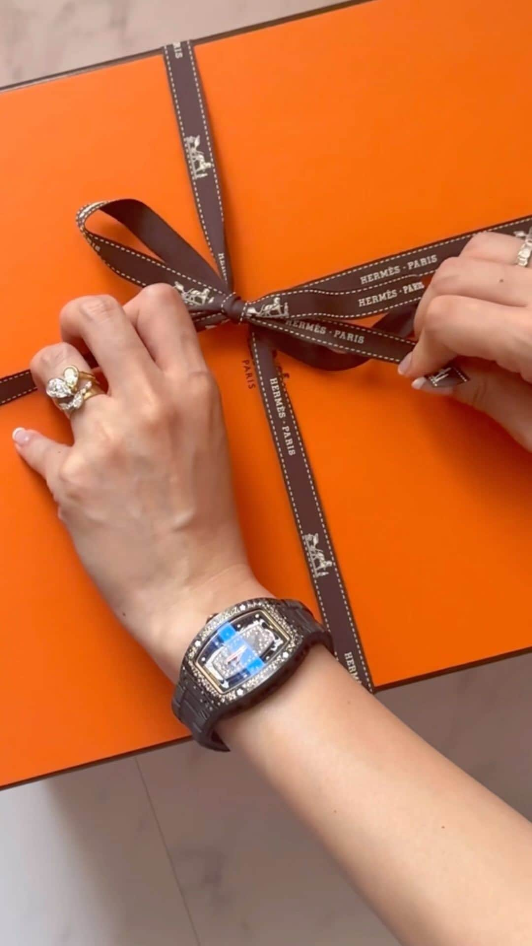 Reikaのインスタグラム：「push gift from hubby 🎁 開封動画🍊🍊🍊  Kelly 25 Beton in matte porosus  そうなんです🥺🥺エルメスマニアだったら分かるけど マットポロサスは本当にレアなんです🐊 しかもベトンxゴールドという これ以上ない神スペック揃いで感無量🥺  @keiji_papa_ と担当様に感謝  びっくりしすぎて開けてからずっと鳥肌  産後2週間ちょっとたって 少しずつ体調が落ち着いてきたので 昨日から徐々に仕事復帰！ 頑張る💓  #エルメスマニア　#hermeslover #kelly25 #hermesbeton #hermesporosus #ポロサス　#ベトン　#ケリー25」