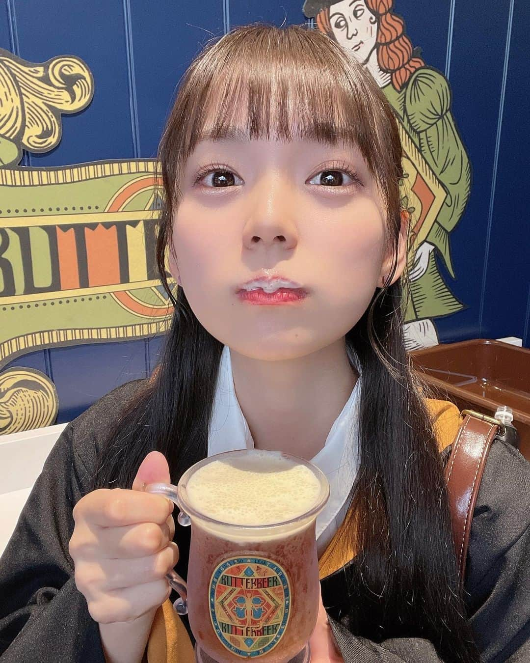 白石真菜さんのインスタグラム写真 - (白石真菜Instagram)「バタービールの泡をどうやって付けるのか！！！！😳  実はバタービールは甘くて苦くて不思議な味で得意じゃなかったんだけど、このバタービールとっても美味しかったよ🍻   #ハリーポッター #ハリーポッタースタジオツアー  #バタービール #白石真菜 #しーまな」7月26日 12時02分 - shiraishi_mana47