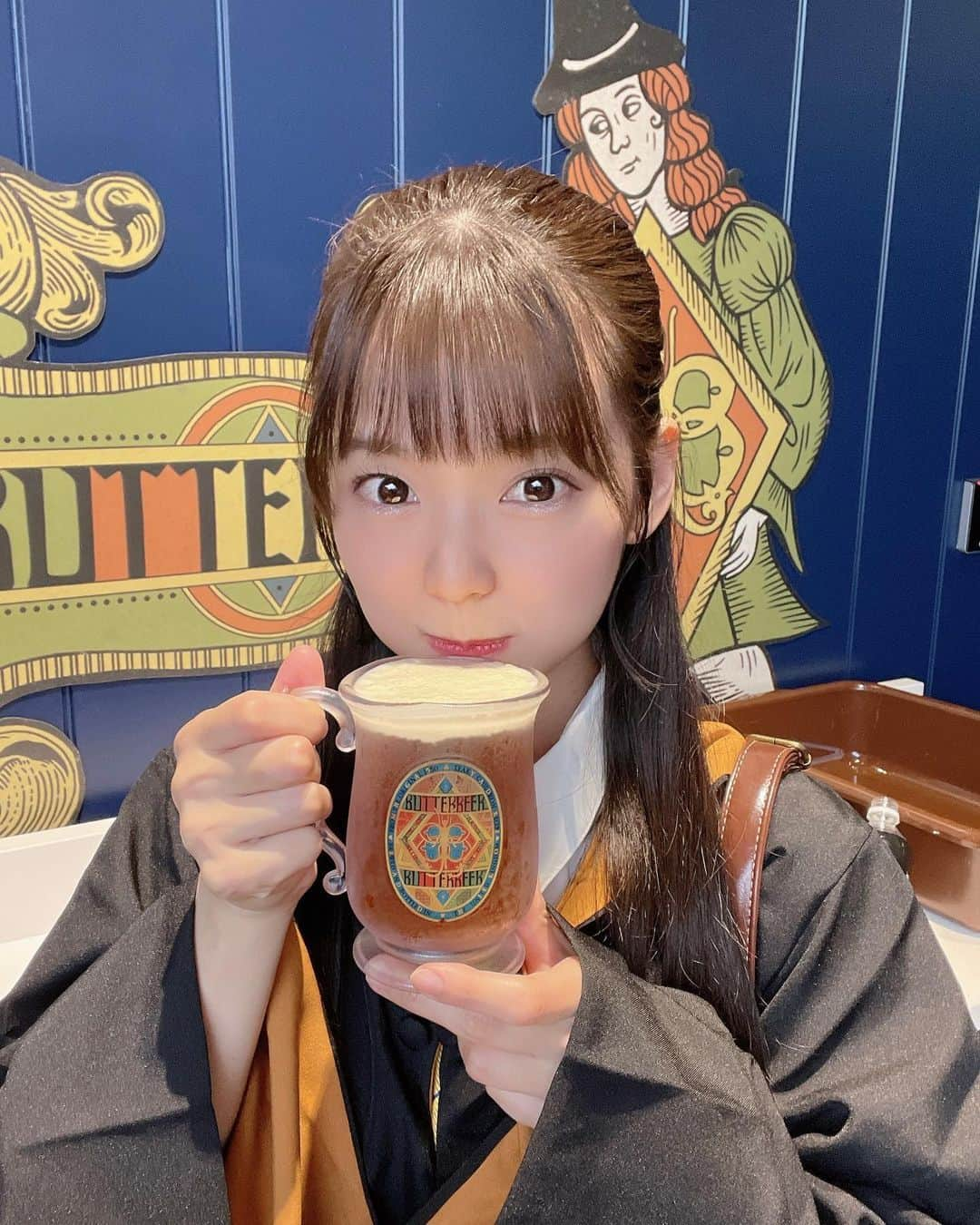 白石真菜のインスタグラム：「バタービールの泡をどうやって付けるのか！！！！😳  実はバタービールは甘くて苦くて不思議な味で得意じゃなかったんだけど、このバタービールとっても美味しかったよ🍻   #ハリーポッター #ハリーポッタースタジオツアー  #バタービール #白石真菜 #しーまな」