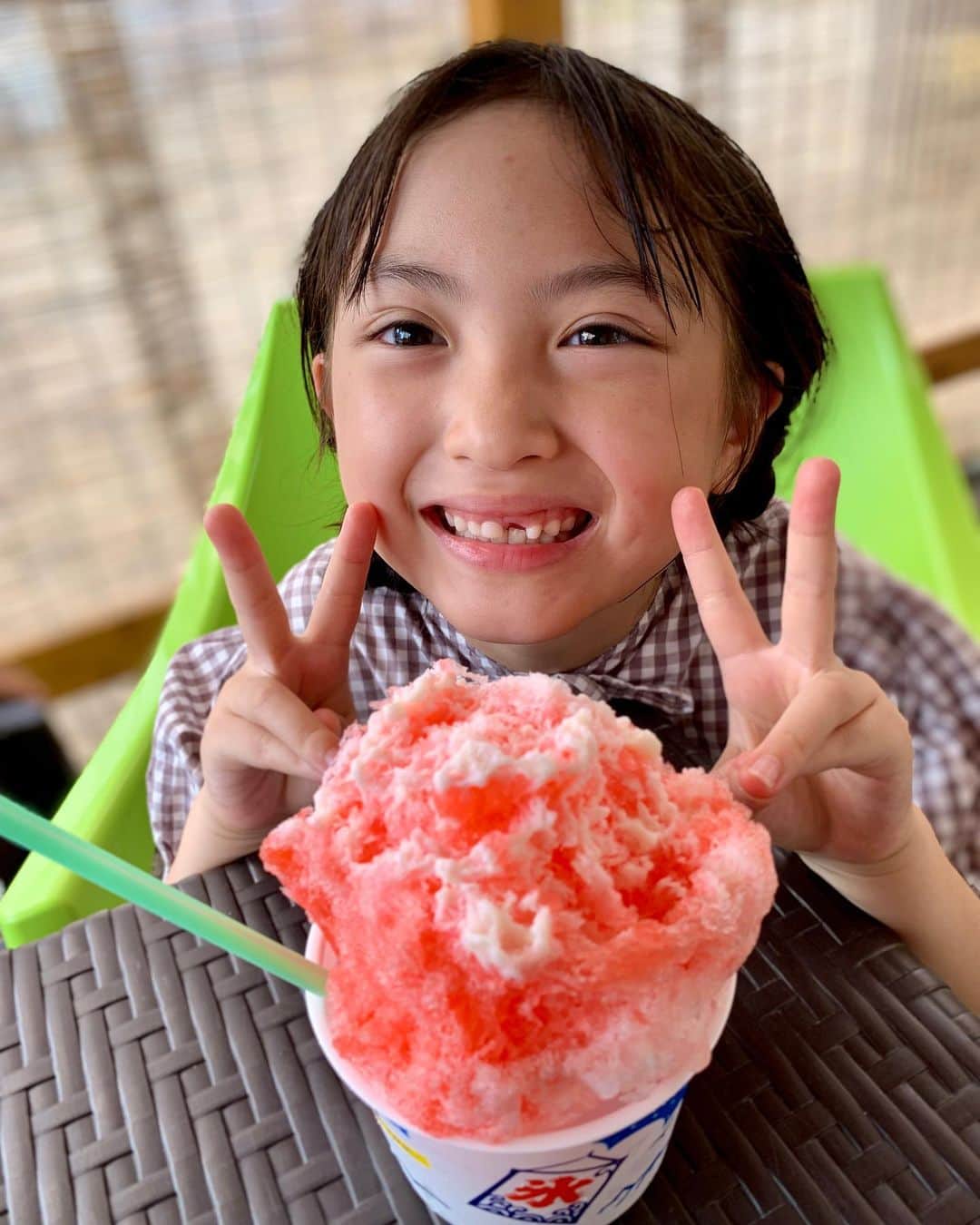 satomiのインスタグラム：「🌺☀️  海でたくさん遊んだ後は シメのかき氷🍧  最高〜🤍🤍🤍  りいなはスイカ味🍉 ママたちは果肉の入ったイチゴ味🍓 でした🤤  #7歳 #1歳7ヶ月 #生後19ヶ月 #令和3年ベビー #6歳差 #6歳差姉弟 #姉弟 #小学生 #小学2年生 #小2 #夏休み #海 #海水浴 #かき氷」
