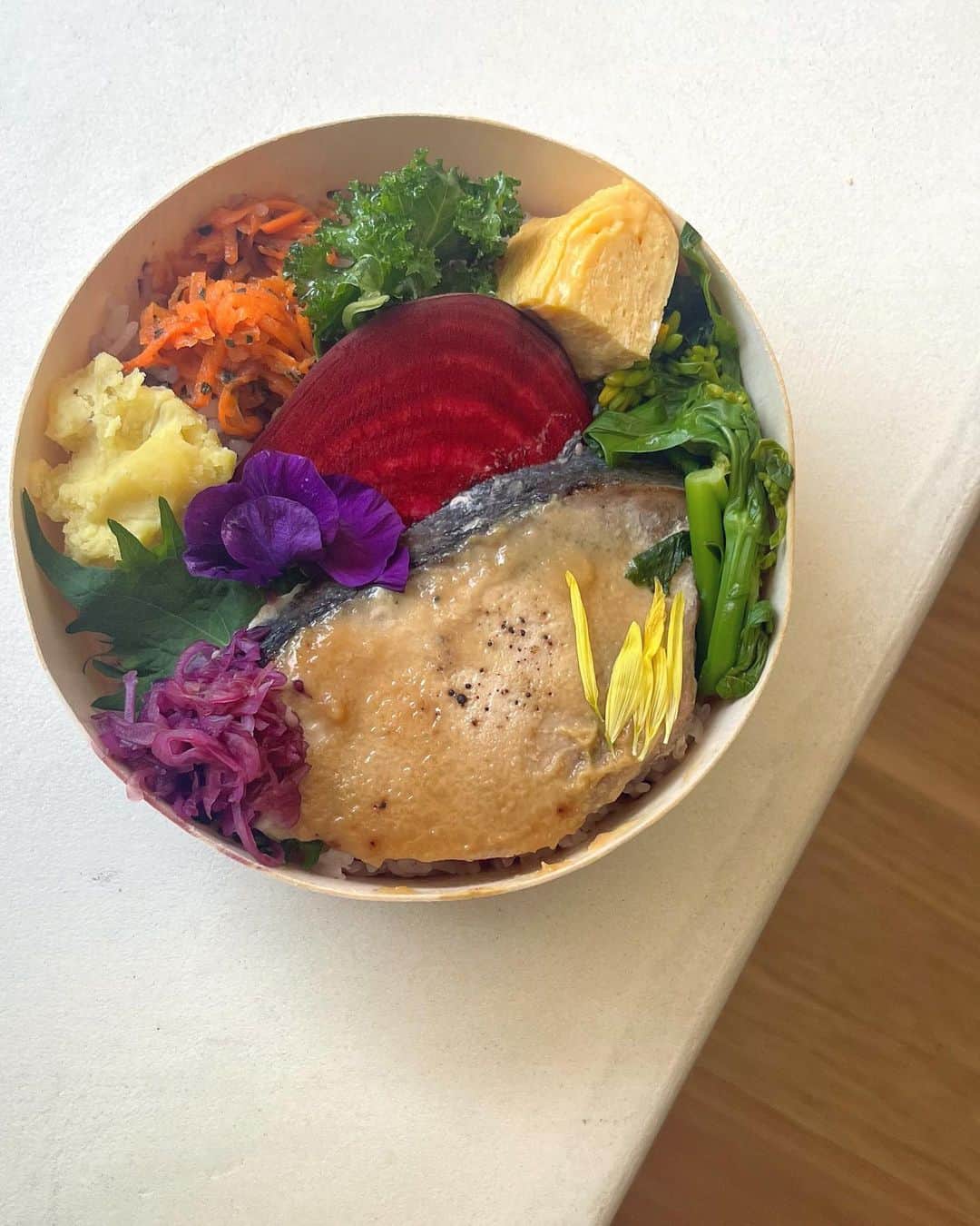 山神アリシアのインスタグラム：「とある撮影での #現場飯  彩とりどりで素敵でした🥕」