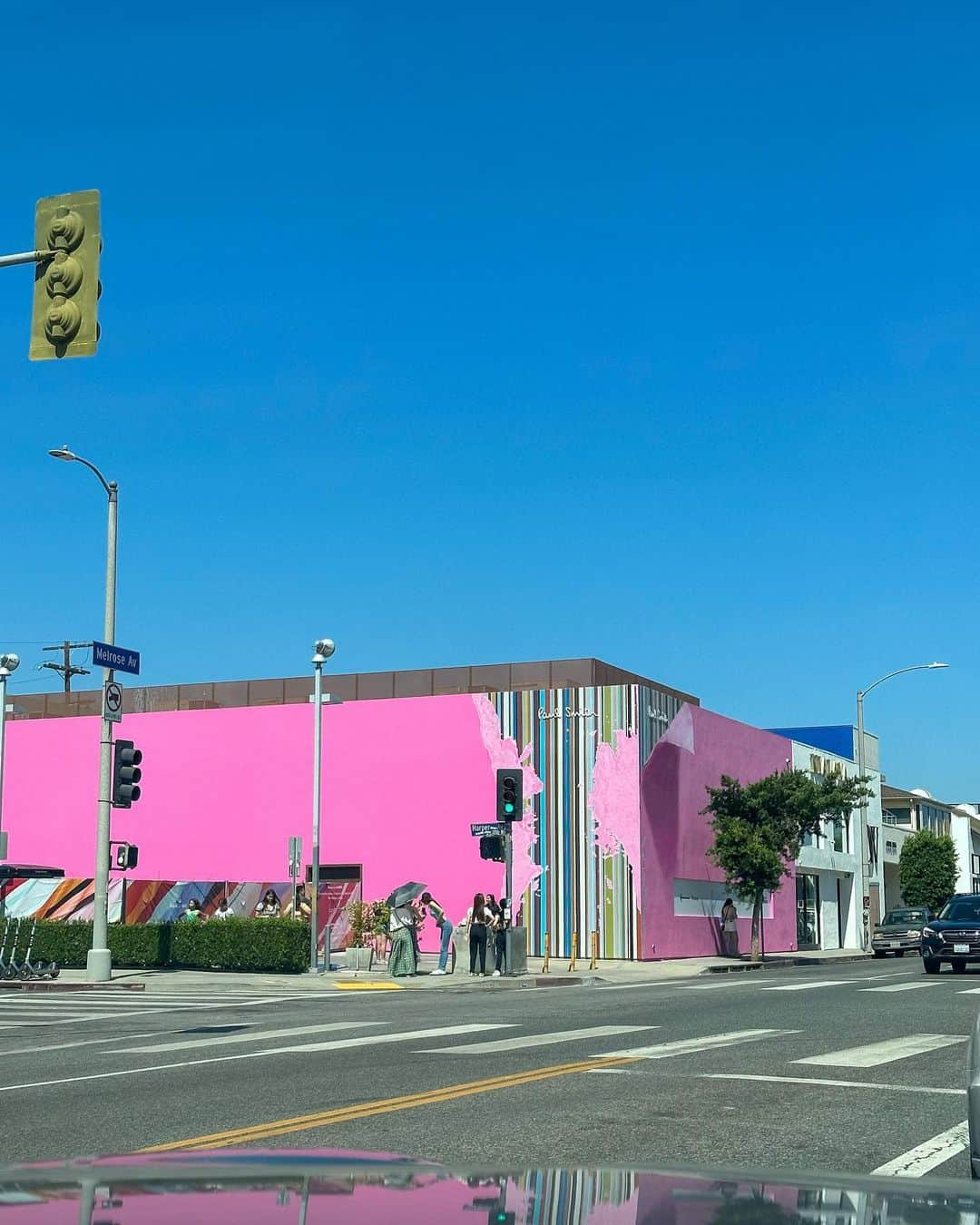 SÜMIREのインスタグラム：「. 📍Melrose Avenue . #pinkwall #paulsmith #melrose #wallart」