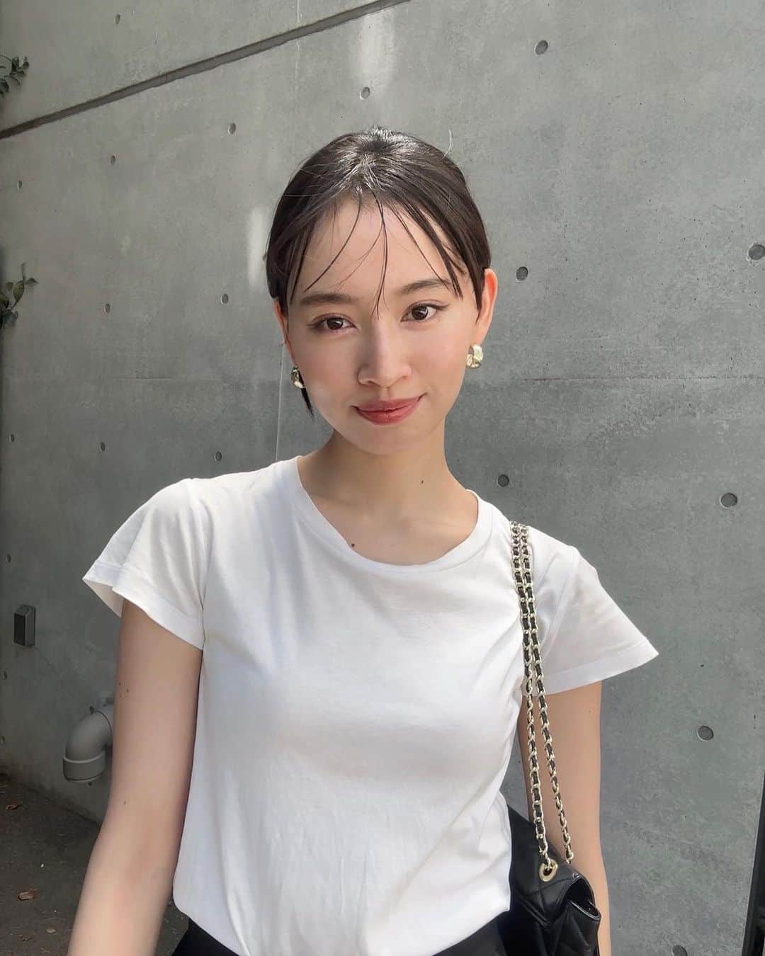 shihori.kathleenのインスタグラム：「決まりすぎないカジュアルコーデ🇫🇷🥐🤍🖤  ピアスはかわいいかわいい @immiu3 さんのブランド @loemtokyo のもので7/26からローンチです🥹  ポイントになるピアスが多くてとってもかわいい🌹 毎週新作が出るみたいでたのしみ...!🪄  #LOEMTOKYO #LOEM #ロエムトウキョウ #pr #earrings #金アレ対応」
