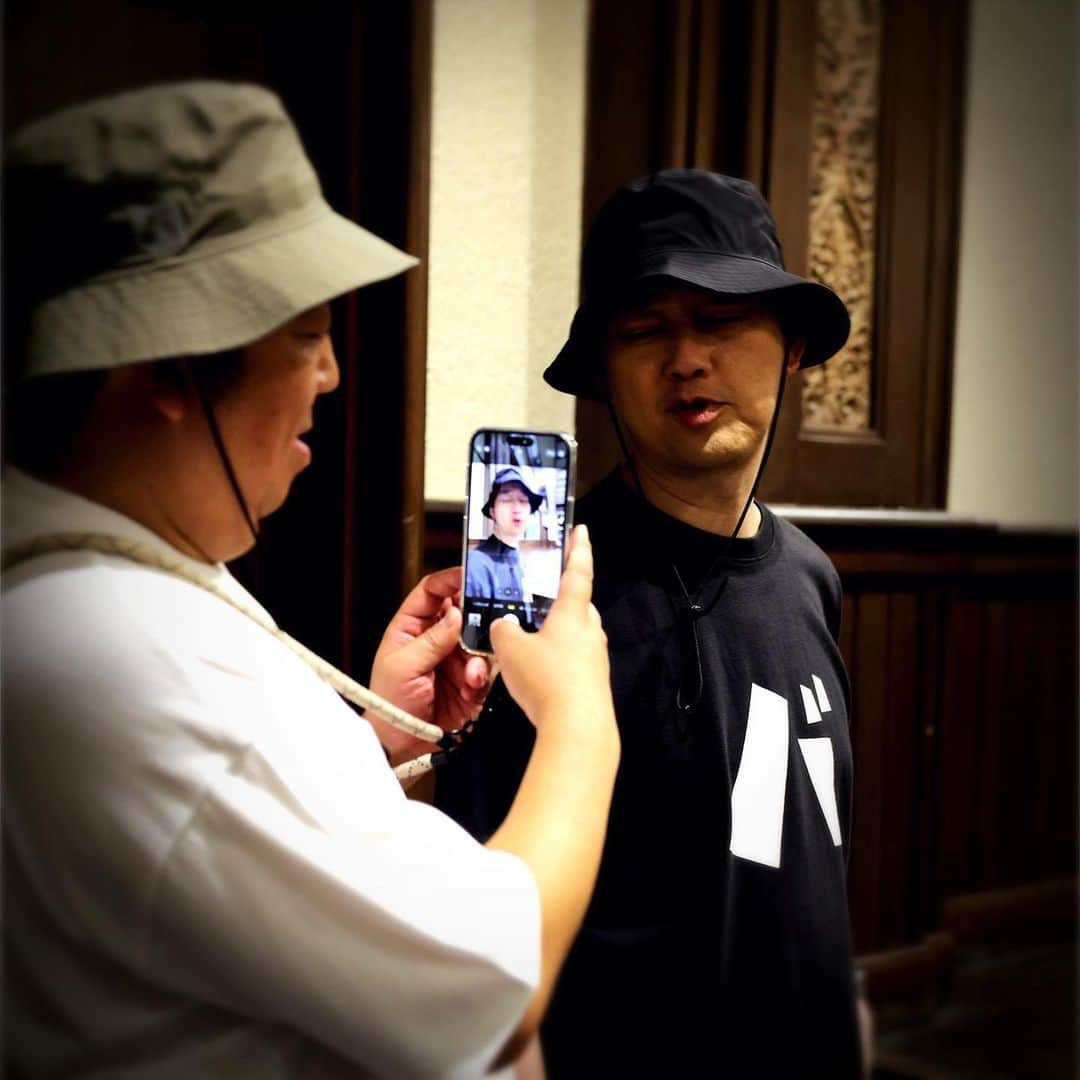 バナナマンさんのインスタグラム写真 - (バナナマンInstagram)「. 【着用アイテム】  設楽 ・バナナマン×NEWERA　リフレクターHAT　color : BLK ・Tシャツ　バ 　TEE　color : BLK　size：M  日村 ・バナナマン×NEWERA　リフレクターHAT　color : KHA ・Tシャツ　イラスト TEE　color：WHT　size：L ・スマホストラップ　color：BEG  #bananaman #bananamangoods  #bananamanlive #バナナマン #バナナマンライブ #bananamanliveO #バナナマングッズ」7月26日 12時00分 - bananaman_goods_official