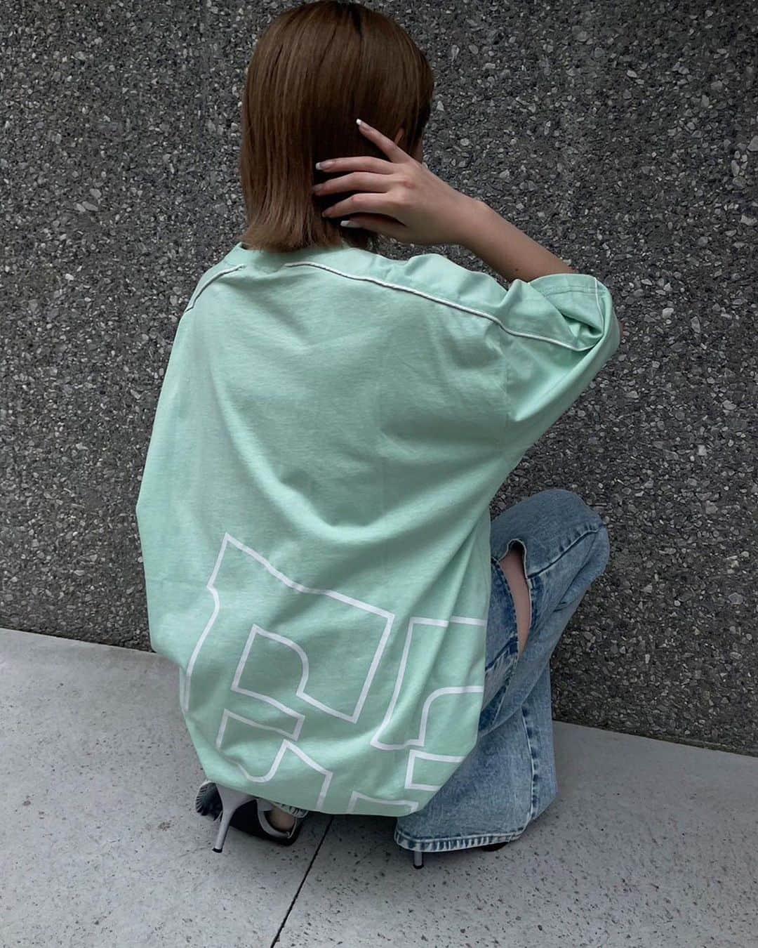 ENVYMのインスタグラム：「【𝙘𝙤𝙢𝙞𝙣𝙜𝙨𝙤𝙤𝙣】 ⁡ ⁡ ✅ BIG Eロゴ Tee color / WHITE,BLACK,GREEN,BLUE ⁡ ⁡ --------------------------------- ⁡ SUMMER SALE開催中🔥 ぜひWEBSTOREをご覧ください❕ ⁡ ⁡ #envym #2023ss #summer」