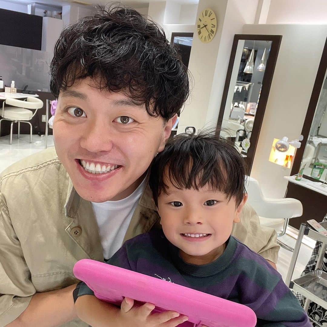 のインスタグラム：「うたくんがついに髪を切ってくれました❗️😄  親としてはずっと切りたかったけど本人が女の子みたいにしたいとかツインテールしたいとか言ってるので切らなくて…姉に求められるとそうなるのかしら😅  汗かいて痒そうにしてるしずっと勧めてたらやっと切ってくれましたわ👍男の子ぽくていい感じ。  #急にイメージ変わってカッコいい #クルクルにお別れカッコいい #お兄ちゃん感満載でカッコいい」
