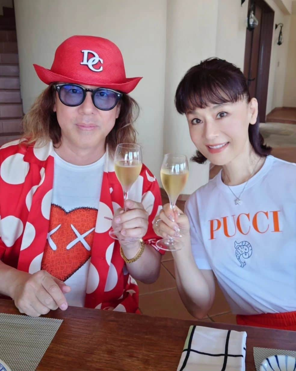 大地真央のインスタグラム：「昨日 16回目の🌟結婚記念日🌟はお友達の別荘で😊 お友達もお祝いしてくれて今までとは違う記念日でした🥂 ヾ(๑╹◡╹)ﾉ" 17年目も 4ニャン😸と明るく元気に …♪(*^^)o∀*∀o(^^*)♪  #結婚記念日 👰‍♀🤵 #happyanniversary 🎉 #16th #トパーズ婚 #大地真央 #MAODAICHI #森田恭通 #yasumichimorita」